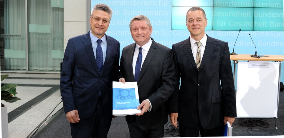 Der Präsident des Robert Koch-Instituts, Professor Dr. Lothar H. Wieler (links) und Bundesgesundheitsminister Hermann Gröhe (2.v.l.) bei der Vorstellung des ersten Berichts zum Krebsgeschehen in Berlin; Quelle: BMG