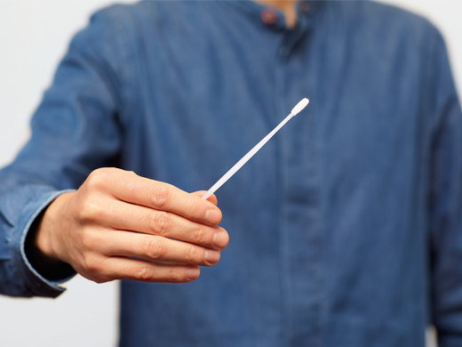 Mund auf. Stäbchen rein. Spender sein! Mit einem einfachen Abstrich der Wangenschleimhaut kann man vielleicht zum Lebensretter werden.