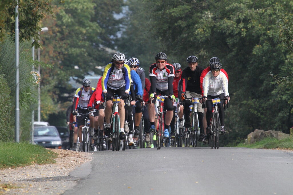 Eine Gruppe von Menschen auf Fahrrädern auf einer Straße