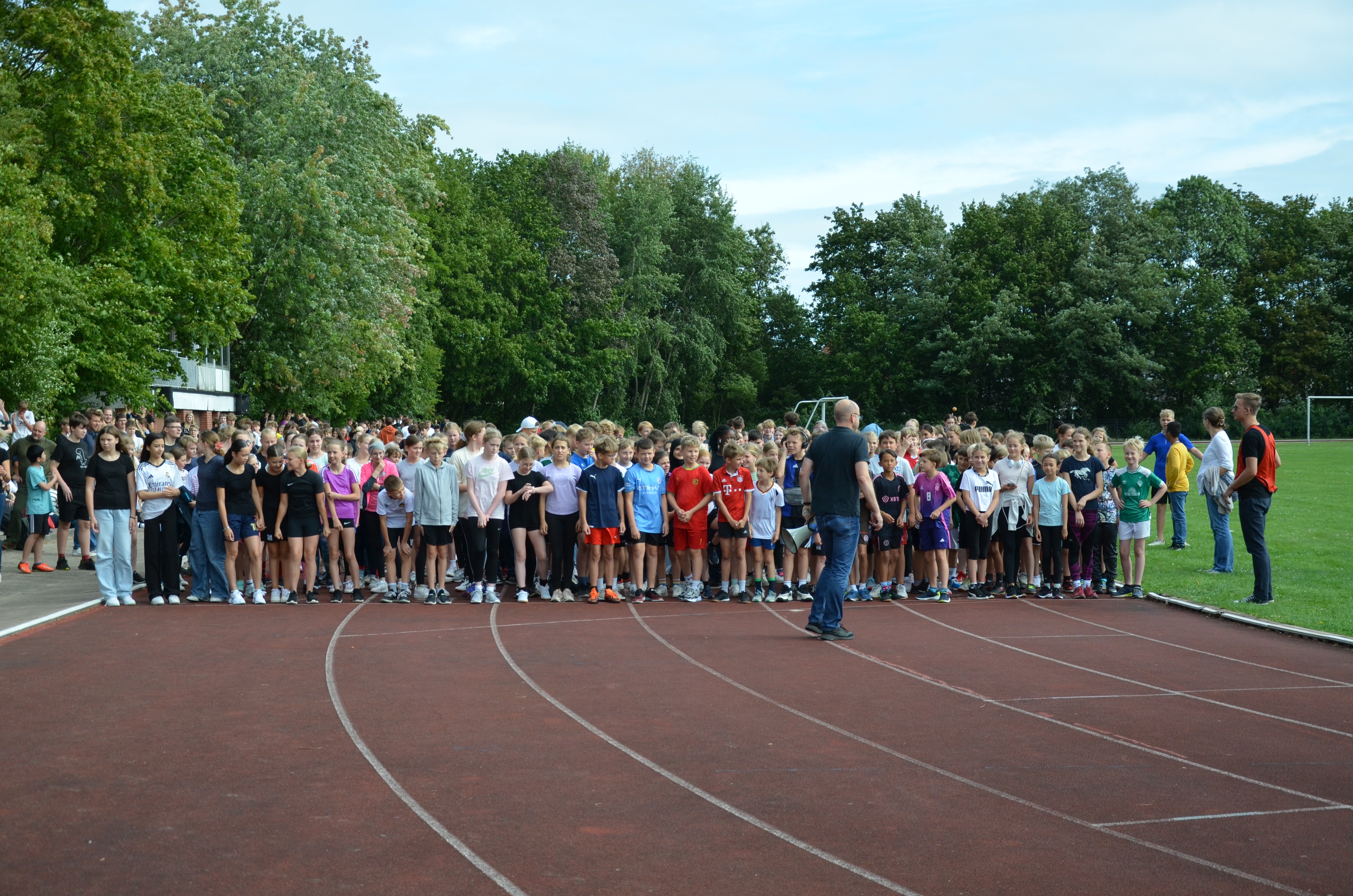 Eine Gruppe von Menschen, die auf einem Tartanlaufbahn stehen