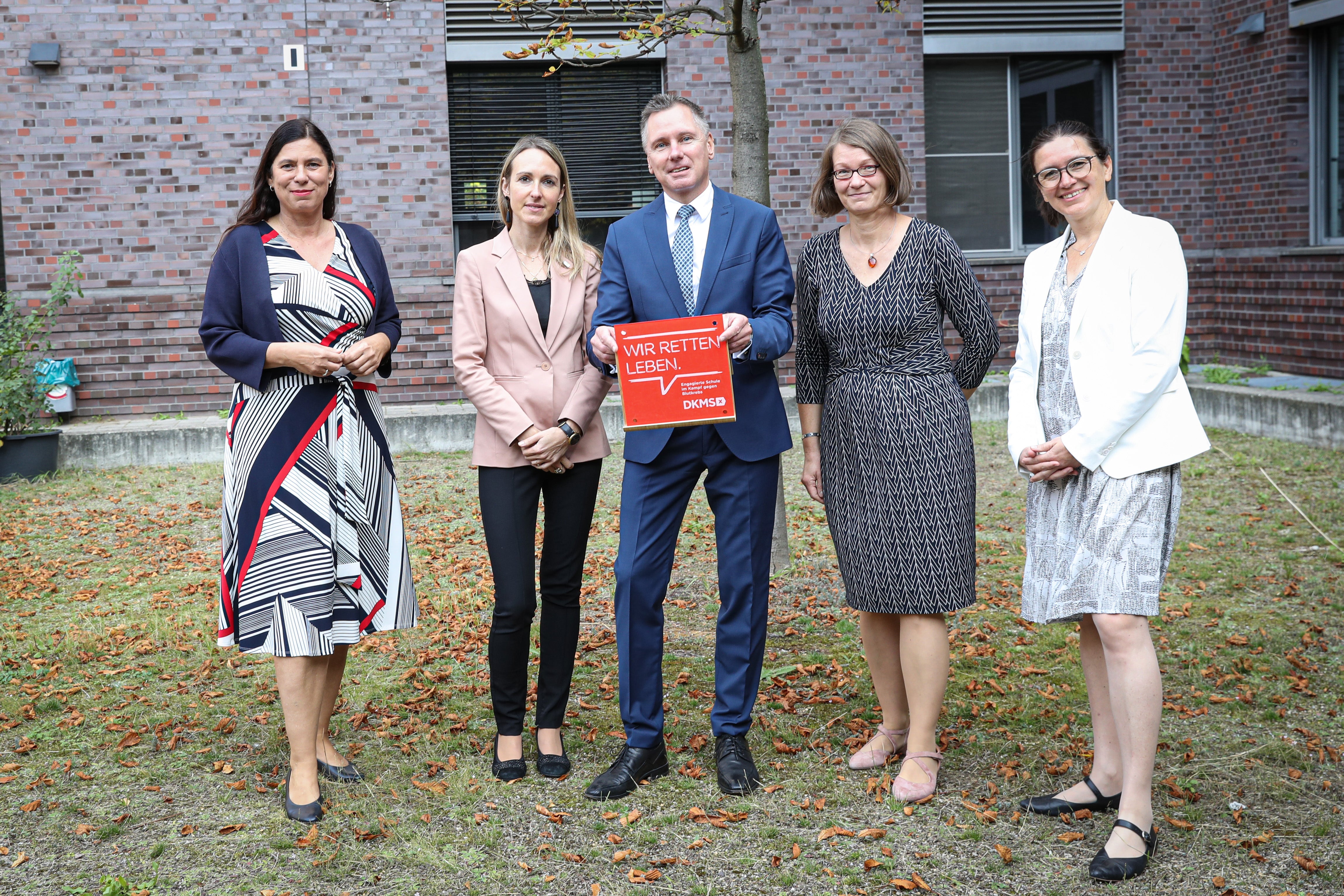 v.l. Sandra Scheeres, Susann Koller, Jürgen Dietrich, Christiane Wiegand, Konstanze Burkard
Sie posieren vor einem Gebäude 