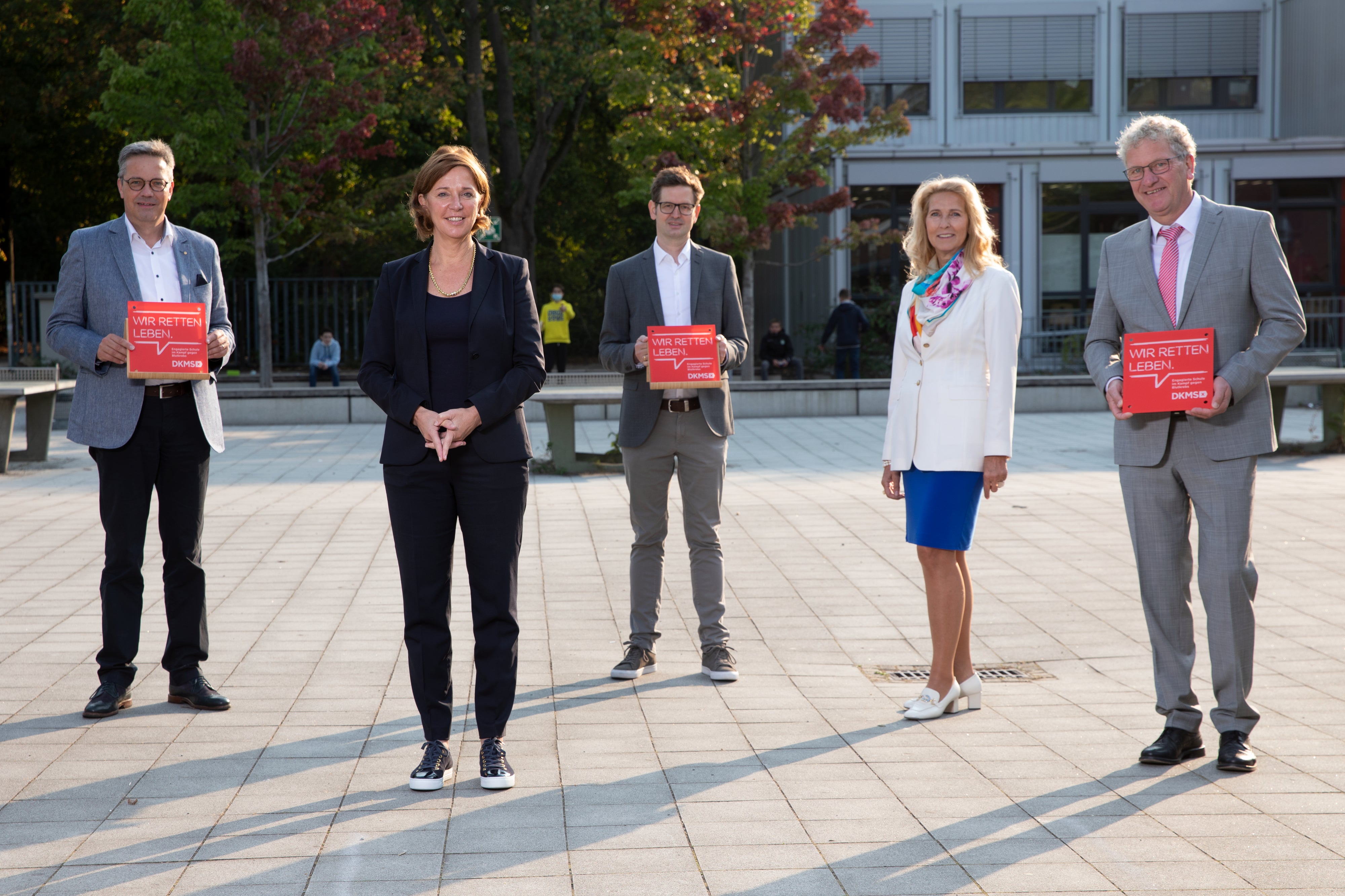 die Rektoren der ausgezeichneten Schulen: Dr. Peter Luetke (Paderborn), Yvonne Gebauer, Marco Lohmann (Köln), Mathias Gehle (Warburg) und Dr. Elke Neujahr (DKMS)