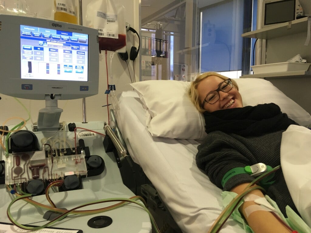 Laura bei der ambulanten Stammzellspende