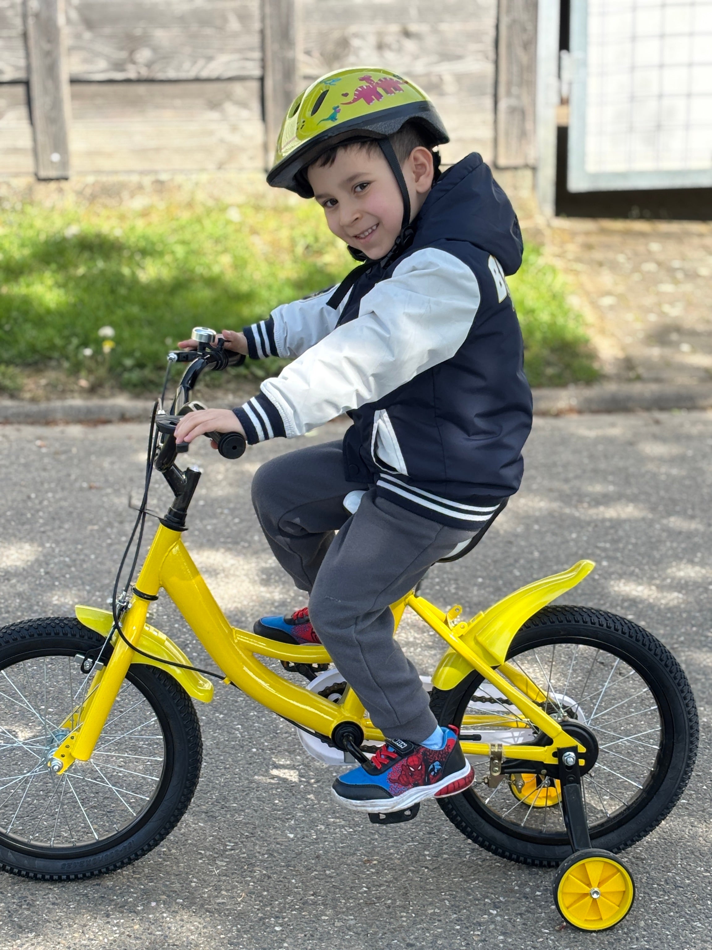 Eliyas fährt auf einem gelben Fahrrad. 