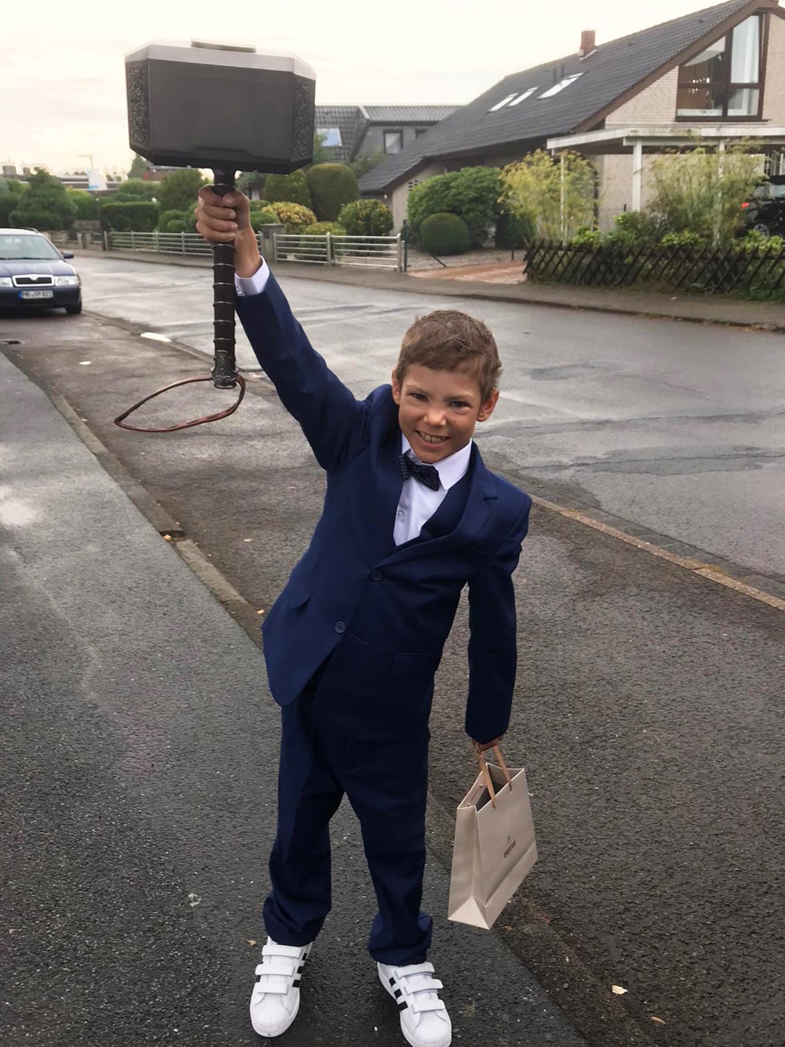 Kleiner Mann ganz groß - Justus hat sich ins Leben zurückgekämpft
er trägt einen Anzug und hält einen Minecraft Hammer hoch