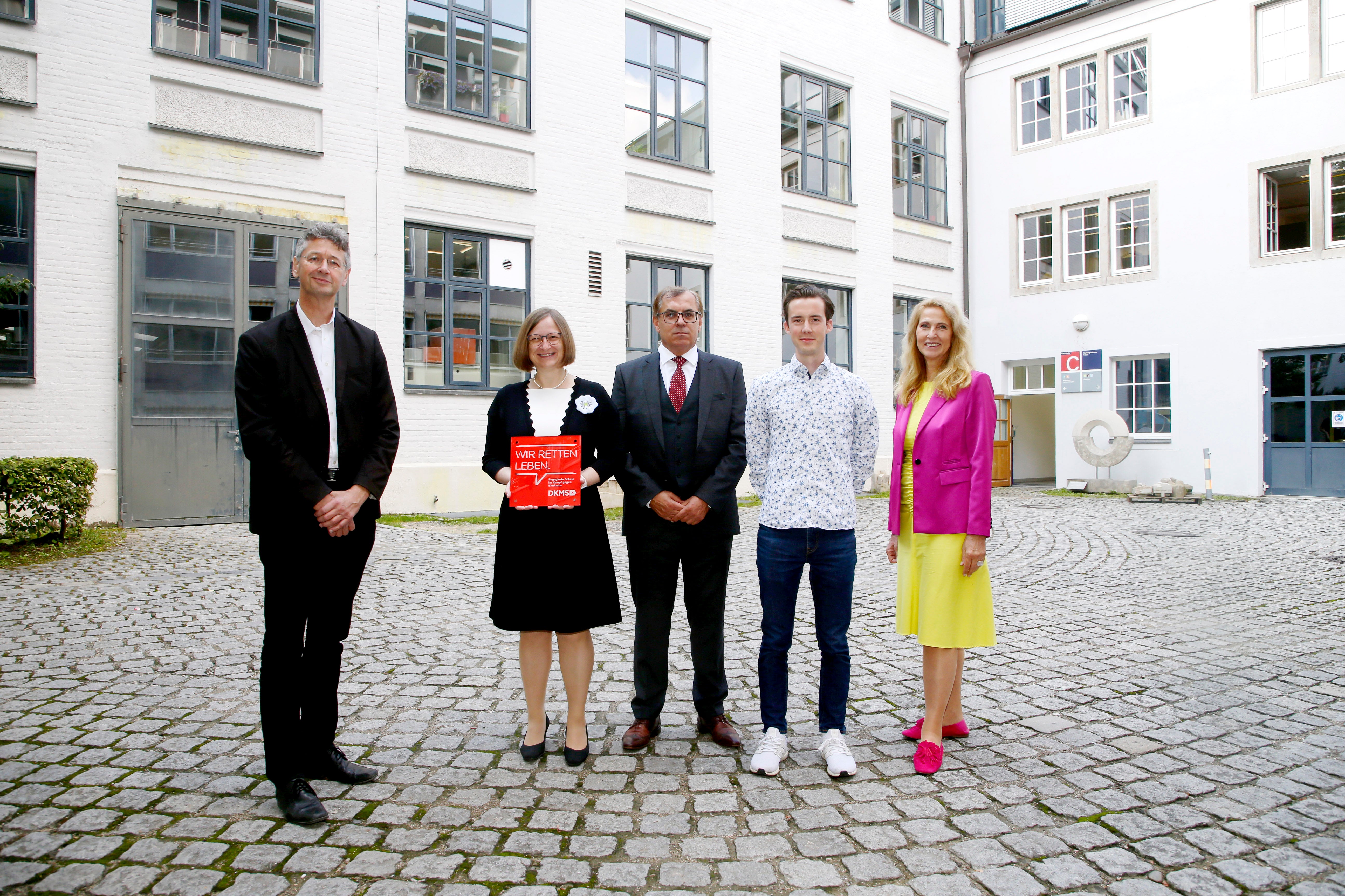 Dr. Elke Neujahr und Prof. Dr. Michael Piazolo mit den Vetreter:innen der Berufliche Oberschule Friedberg