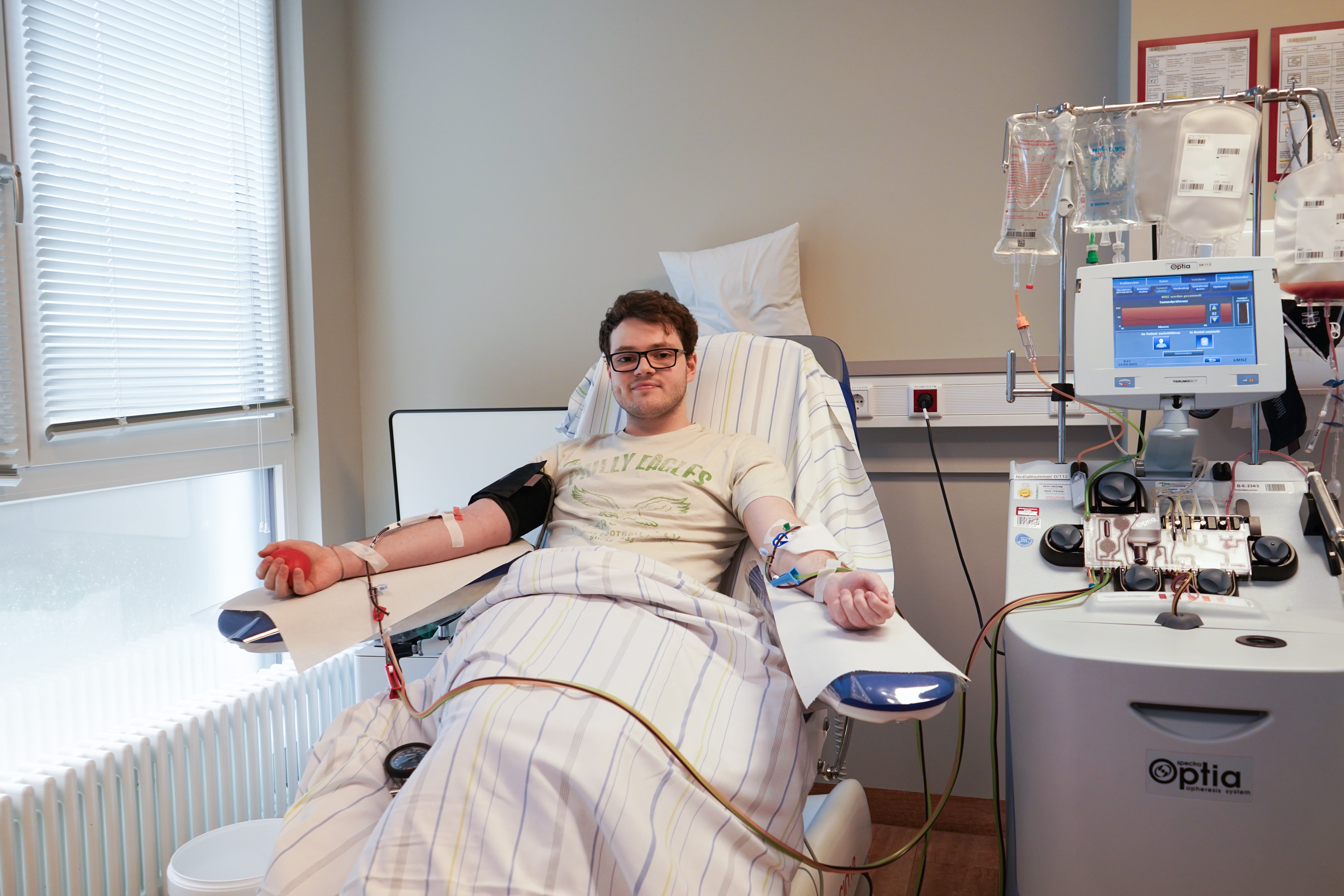 Ein Mann in einem Krankenhausbett, angeschlossen an Geräten zur Stammzellenspende. 