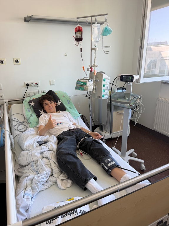 Patient Max liegt im Krankenhausbett