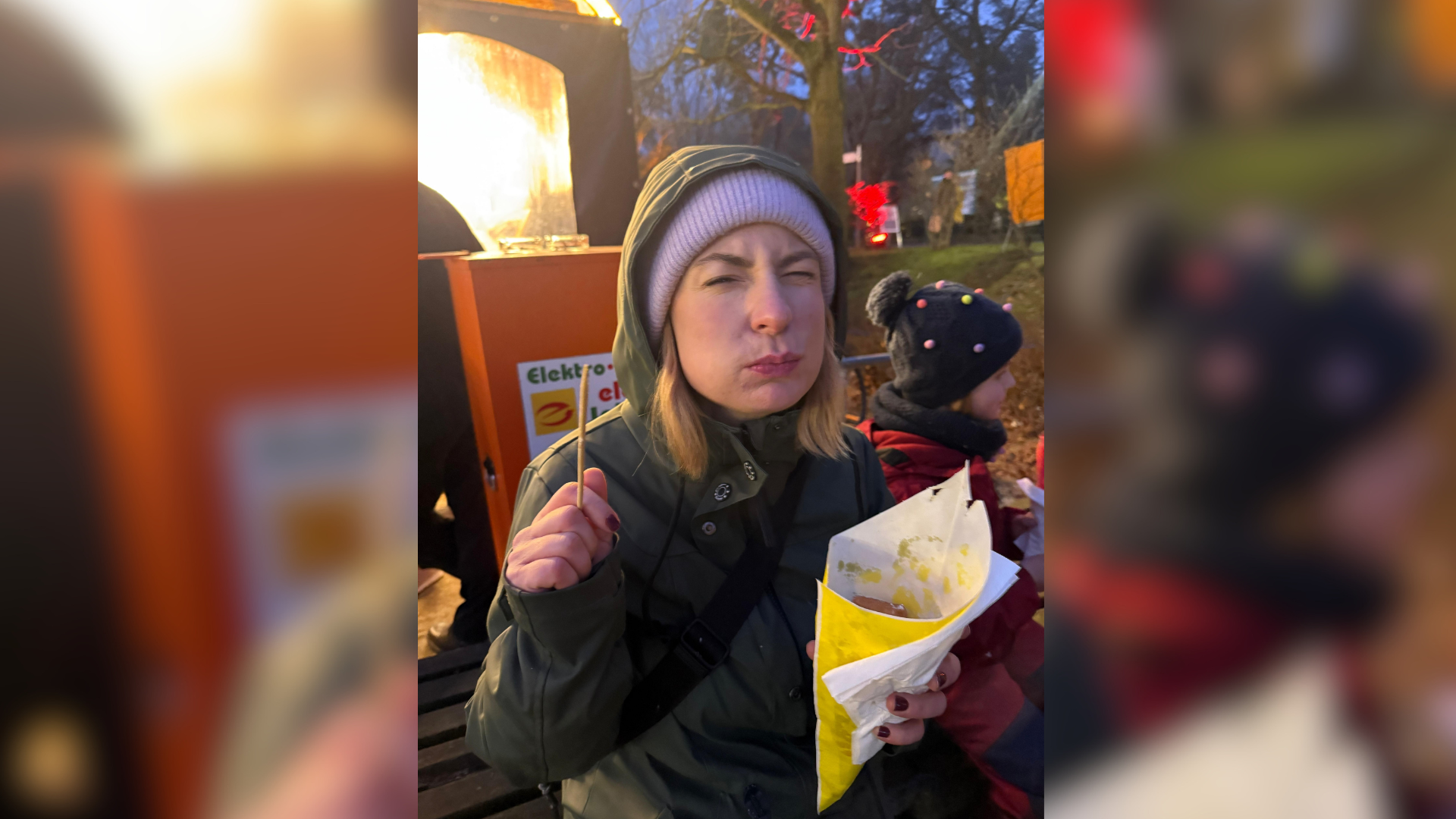 Eine Frau mit Essen und einem Stock