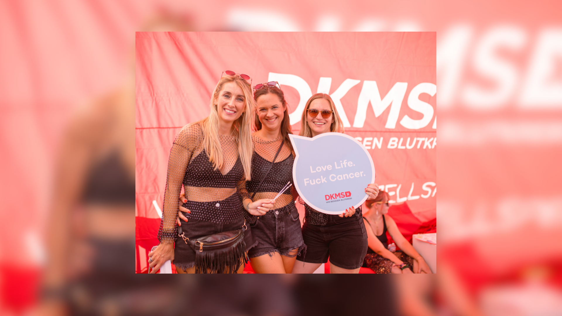 Eine Gruppe von Frauen posiert für ein Foto