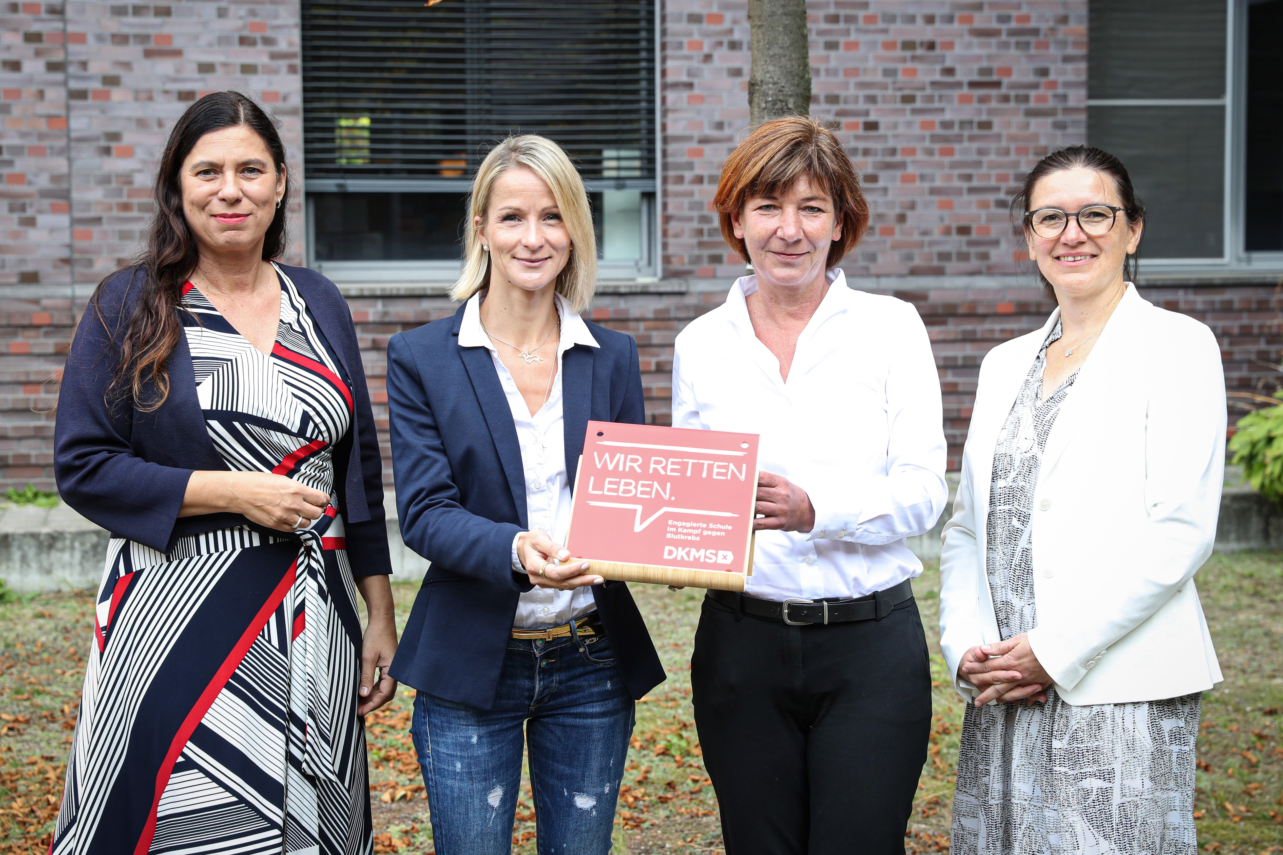 v.l. Sandra Scheeres, Tina Henke, Wenke Reimer, Konstanze Burkard posieren mit einer Tafel in der Hand: "Wir retten Leben"