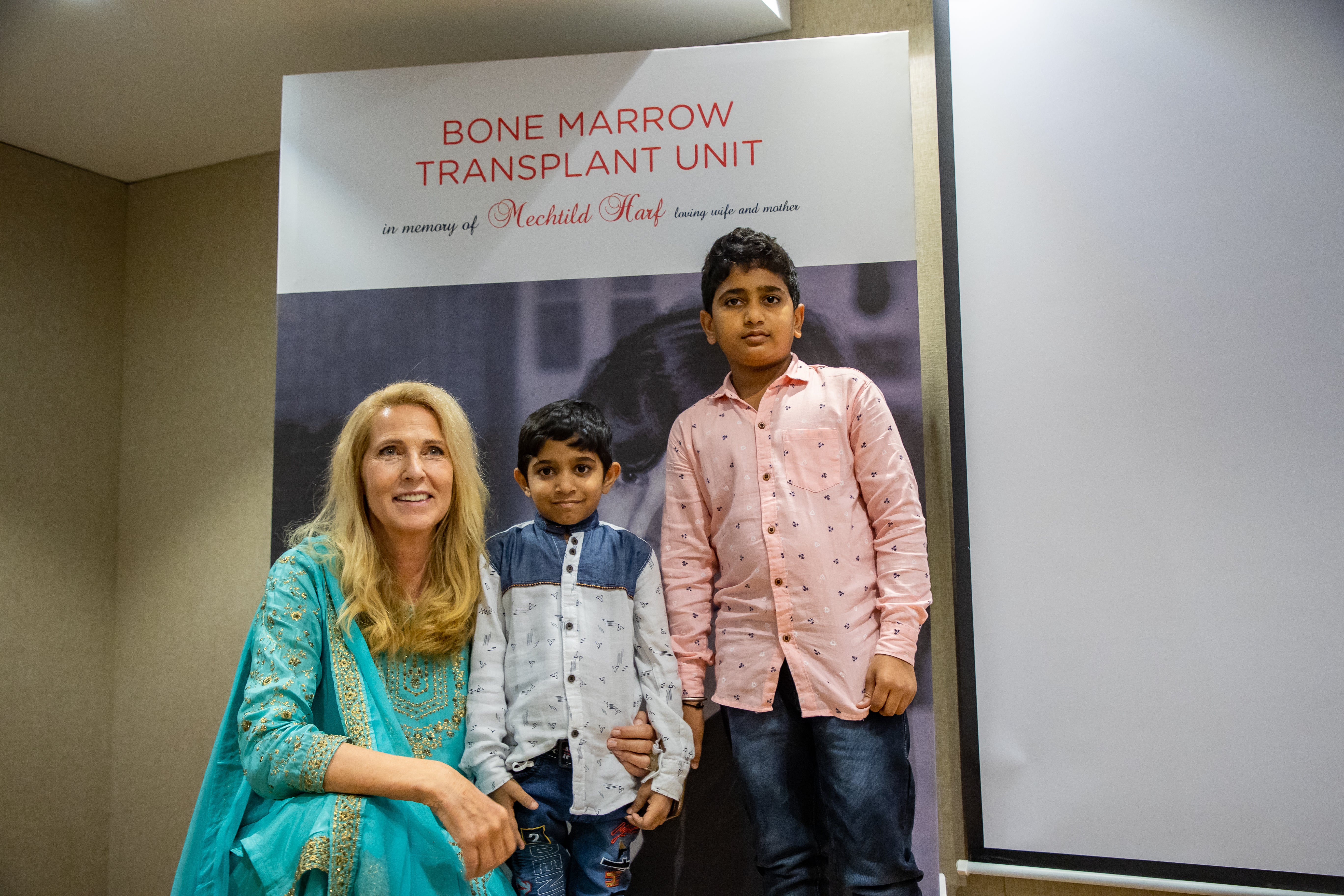 Elke Neujahr mit Patient Srinidhi und seinem Bruder