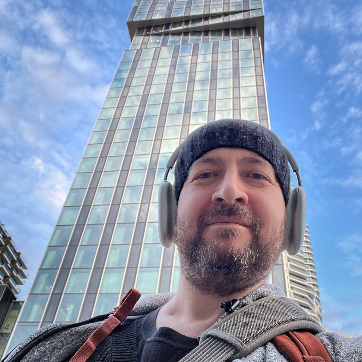 Patient Donato vor einem Hochhaus