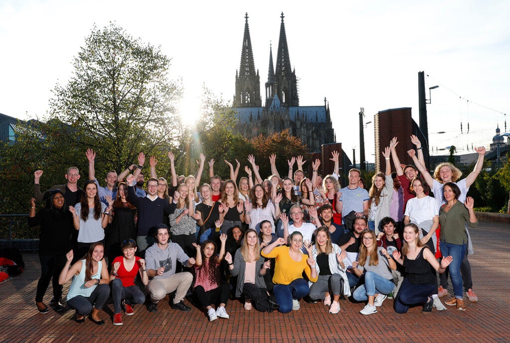 Eine Gruppe von Menschen posiert für ein Foto