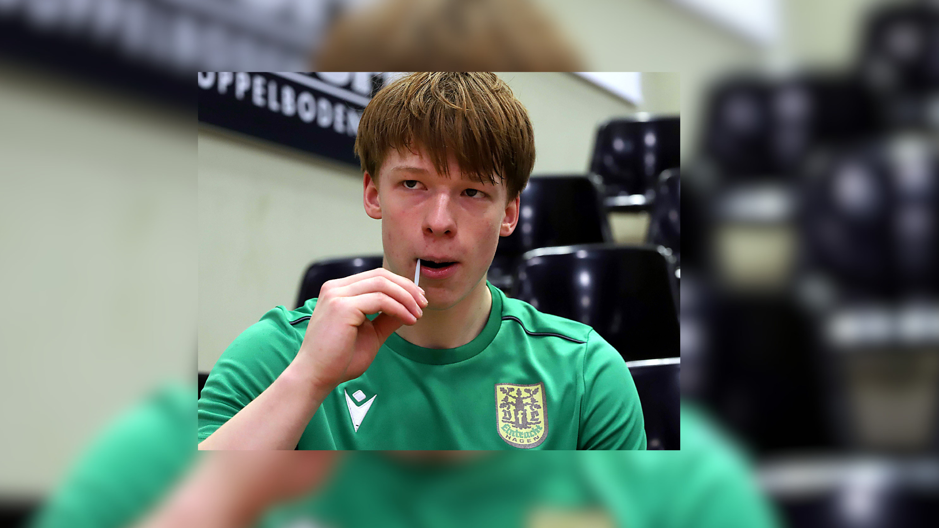 Ein Junge in einem grünen Hemd