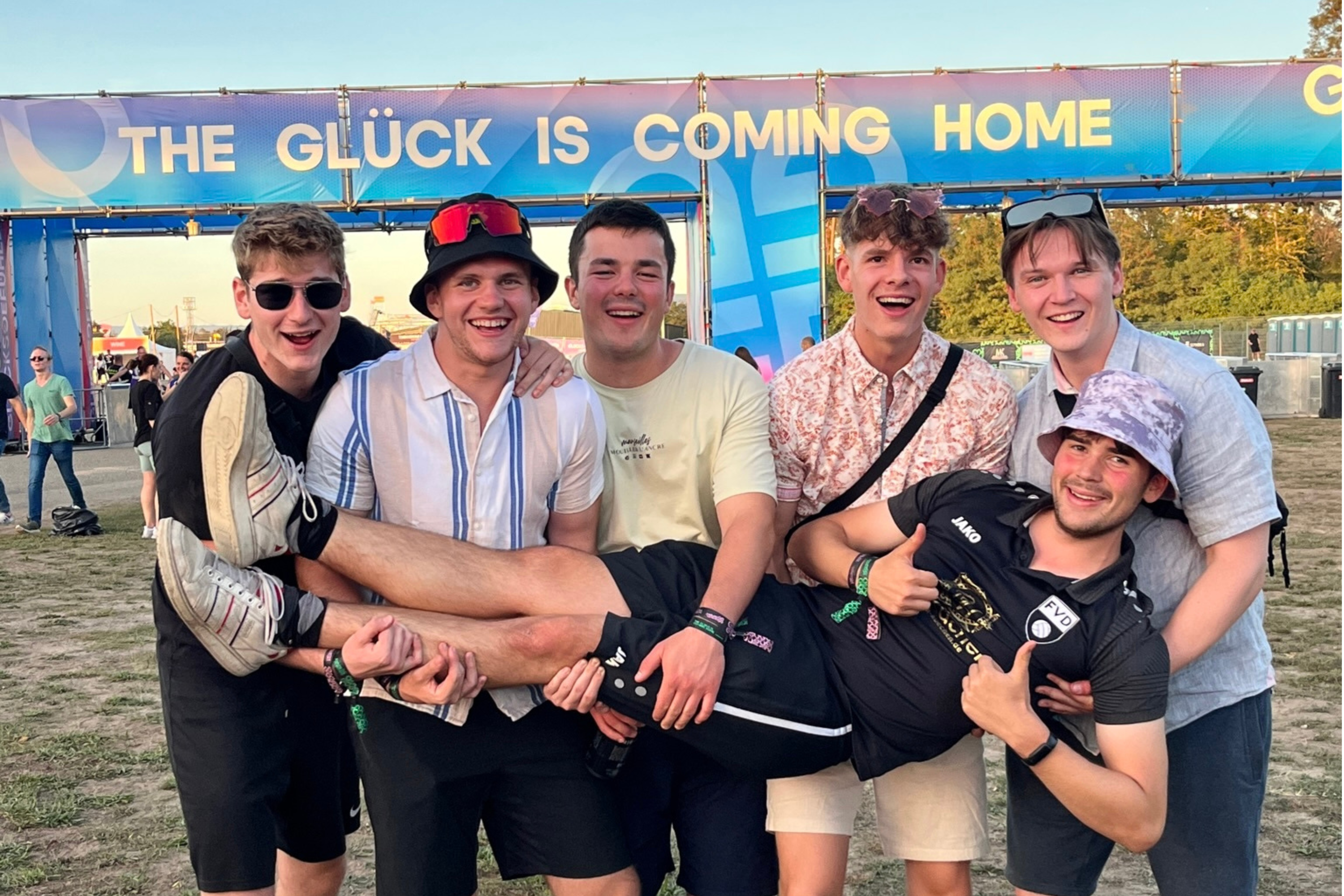 Eine Gruppe von Männern posiert für ein Foto