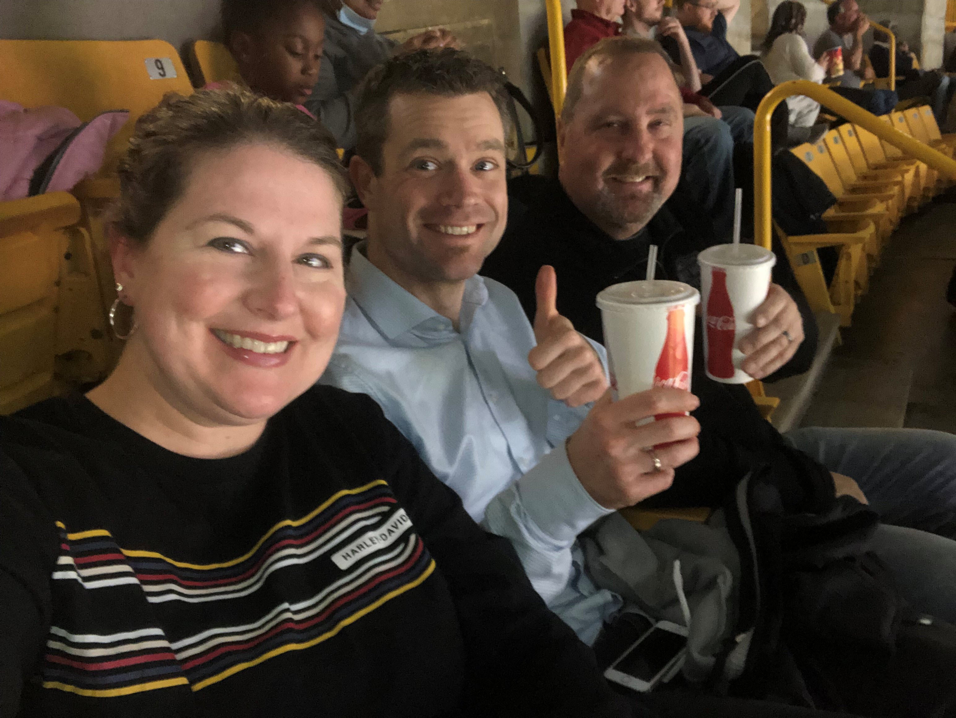 drei Personen machen ein Selfie und halten Getränke in der Hand