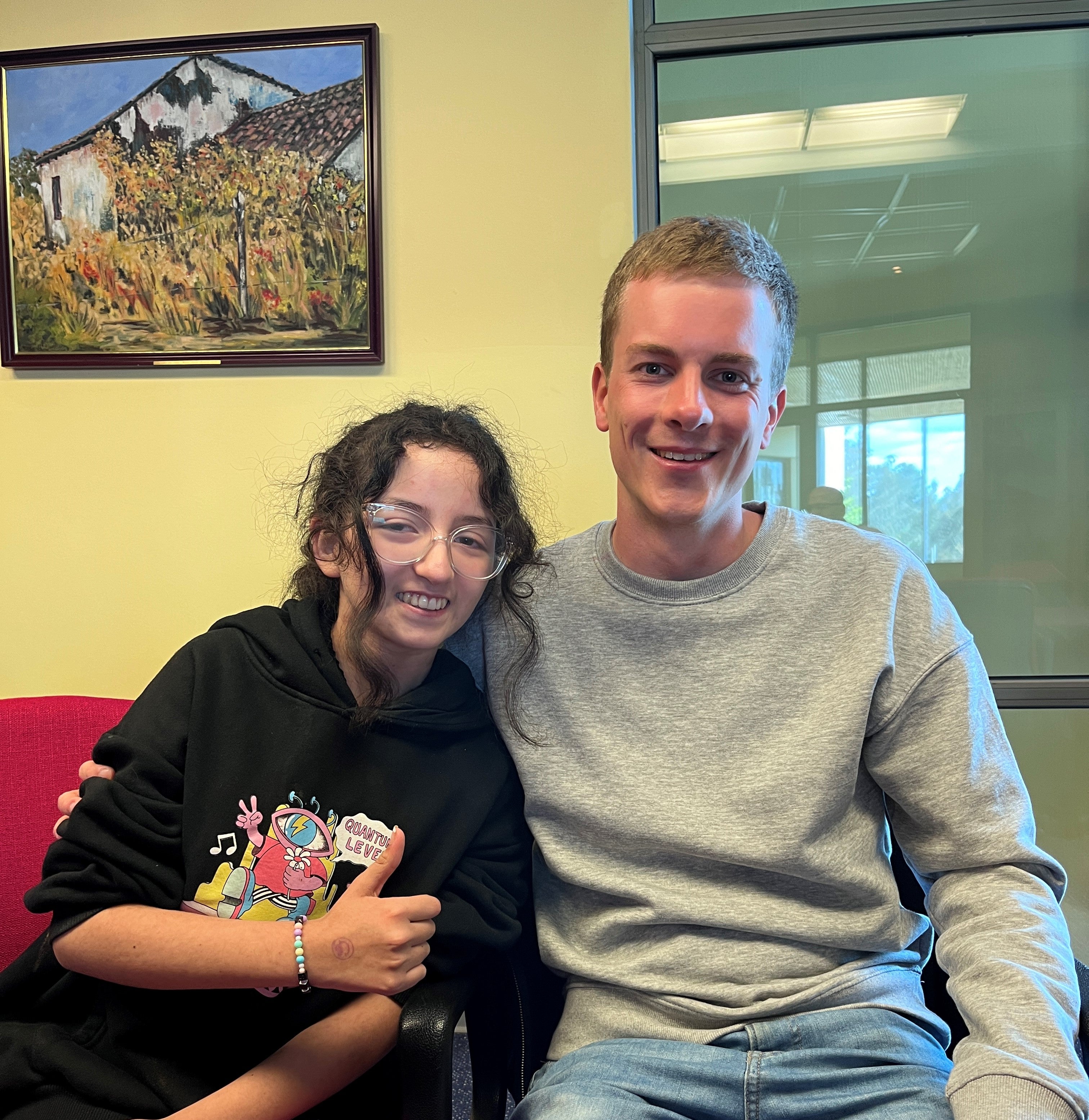 ein Mann und eine Frau posieren für ein Foto