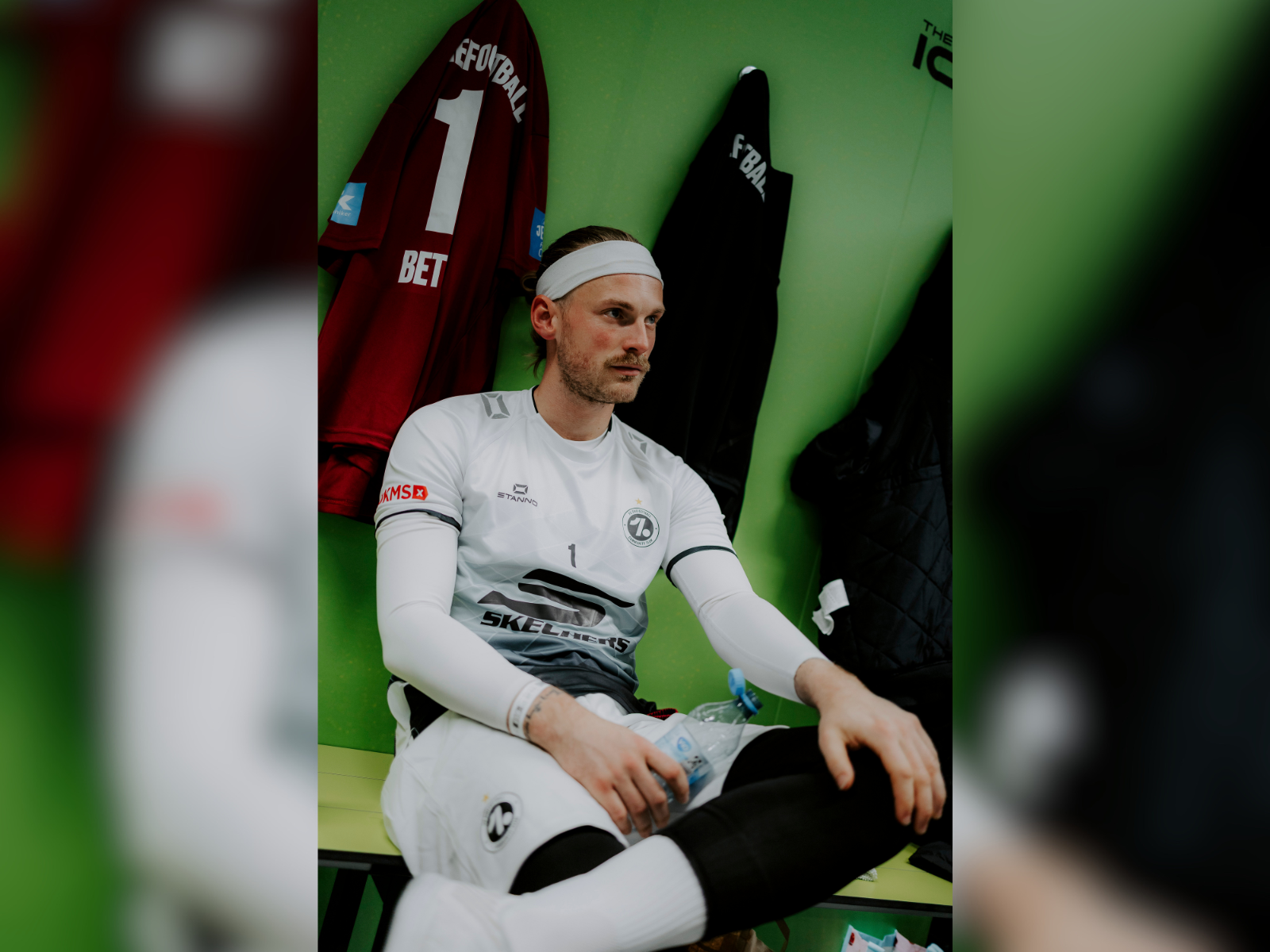 Ein Spieler sitzt in einer Umkleidekabine