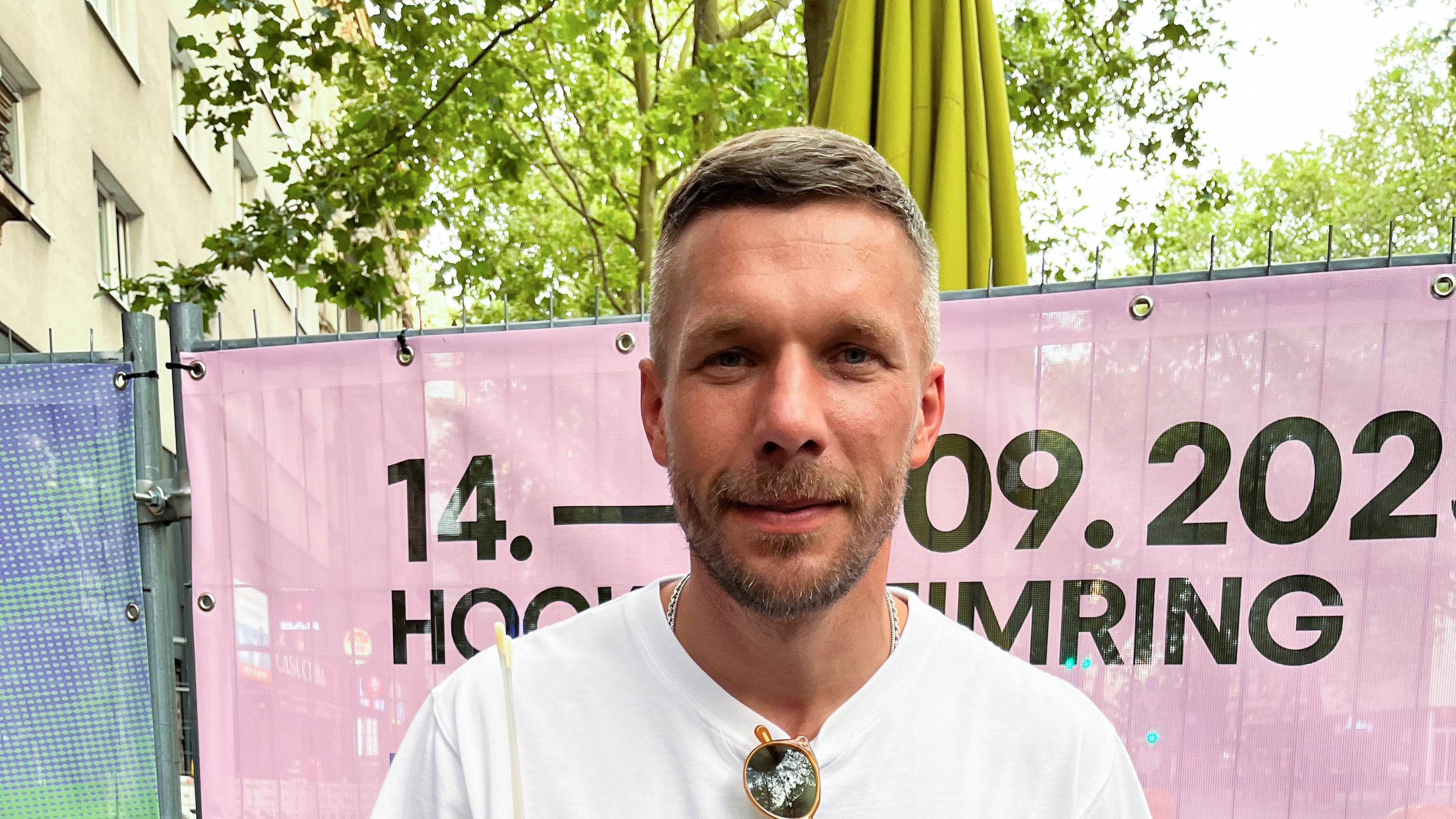 Ein Mann in einem weißen Hemd