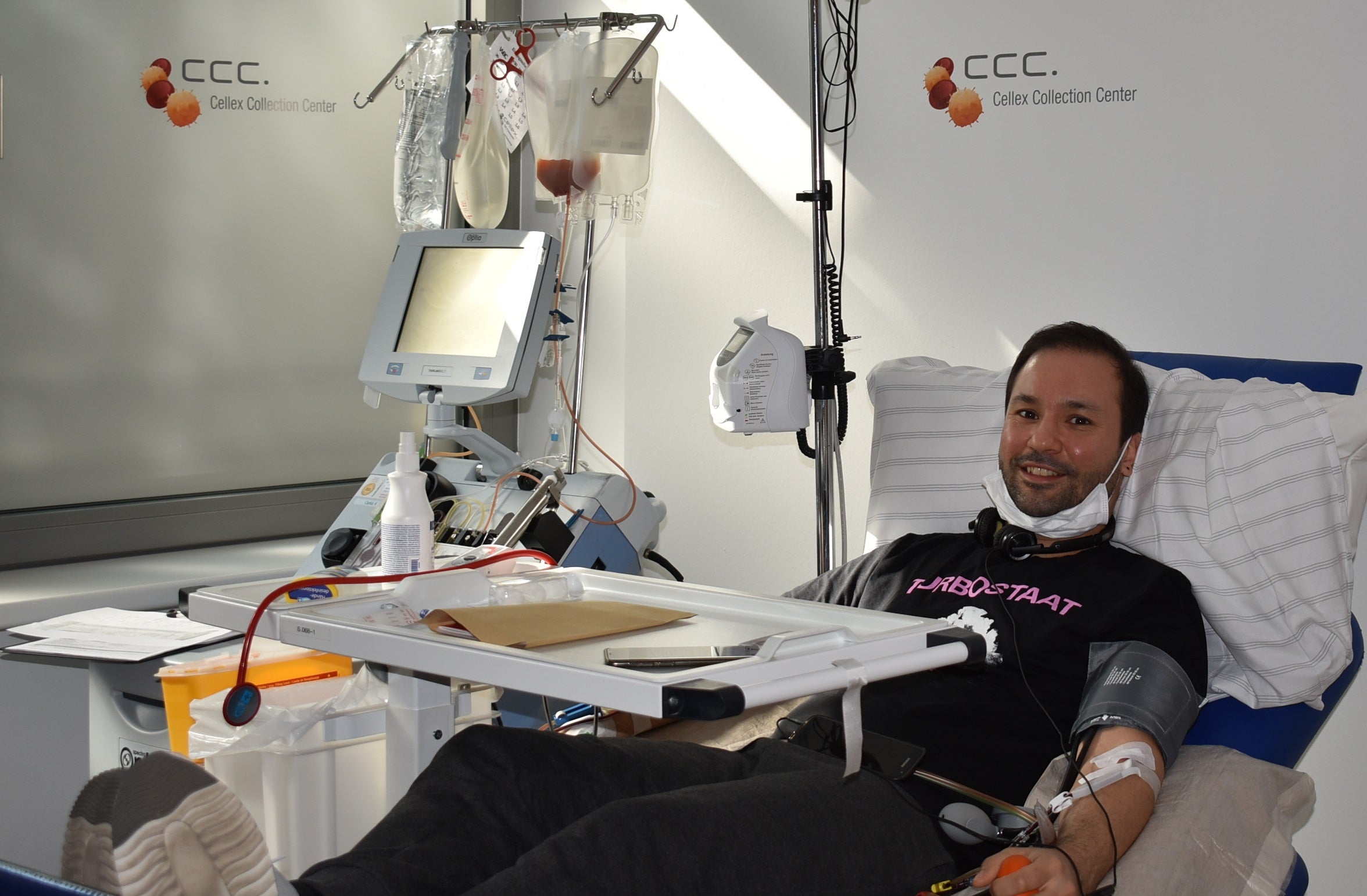 Emrah liegt in einem Apherese Stuhl