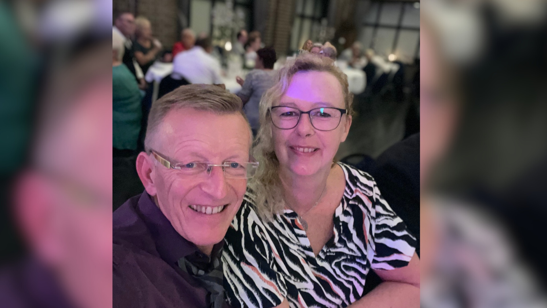 Ein Mann und eine Frau lächeln in die Kamera