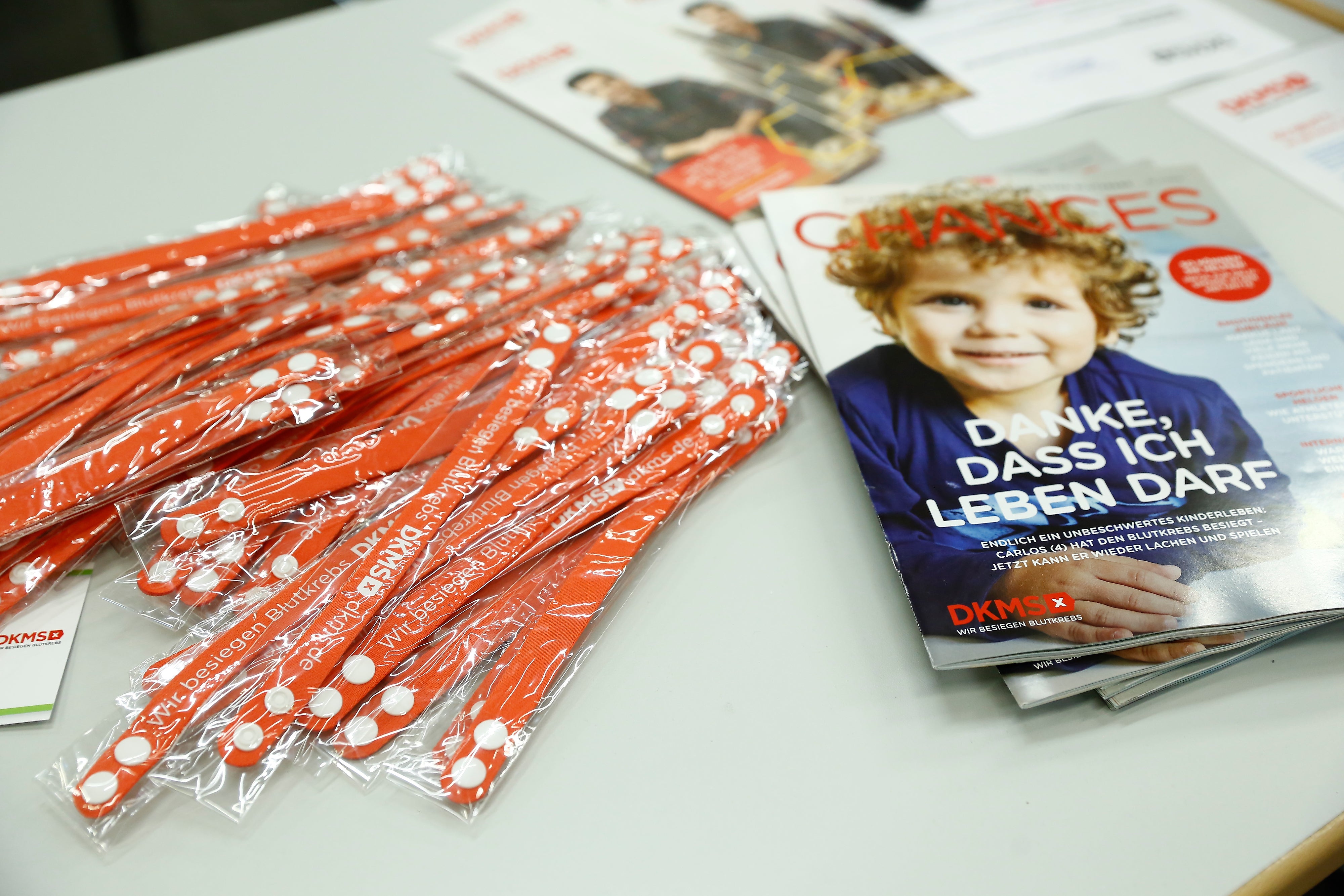 rote DKMS Armbänder