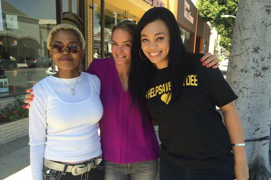 Eine Gruppe von Frauen posiert für ein Foto