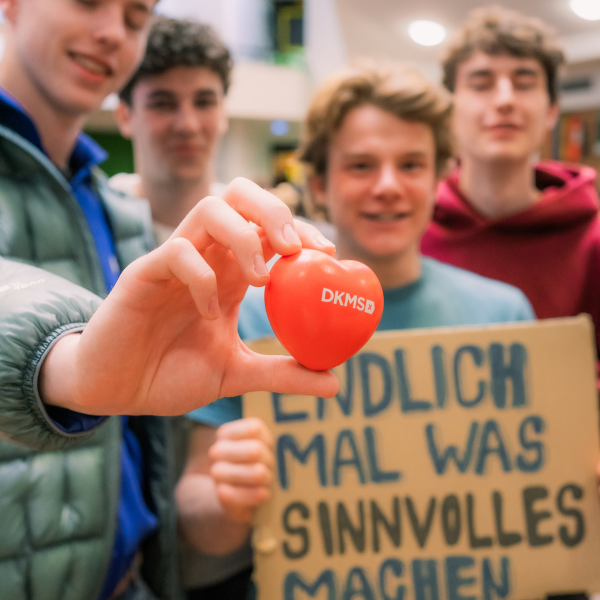 Foto einer Gruppe von Schülern mit DKMS Herz
