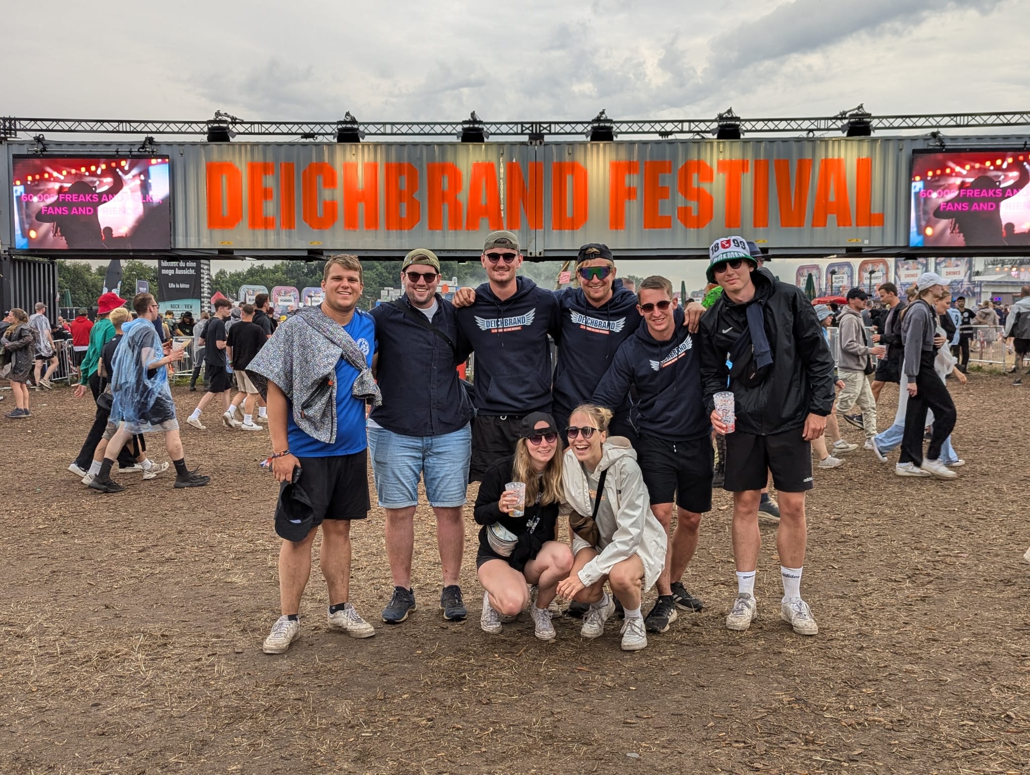 Eine Gruppe von Menschen posiert für ein Foto auf dem Deichbrand-Festival