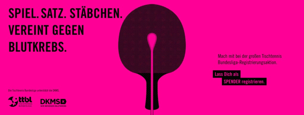 Ein pinkes Poster mit einem Tischtennisschläger. In der Mitte davon sieht man ein Wattestäbchen. Links steht der Text "Spiel Satz. Stäbchen. Vereint. Gegen Blutkrebs"