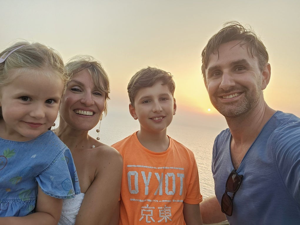 Patient Alexander mit Familie am Meer. Mama und Schwester links, Papa rechts