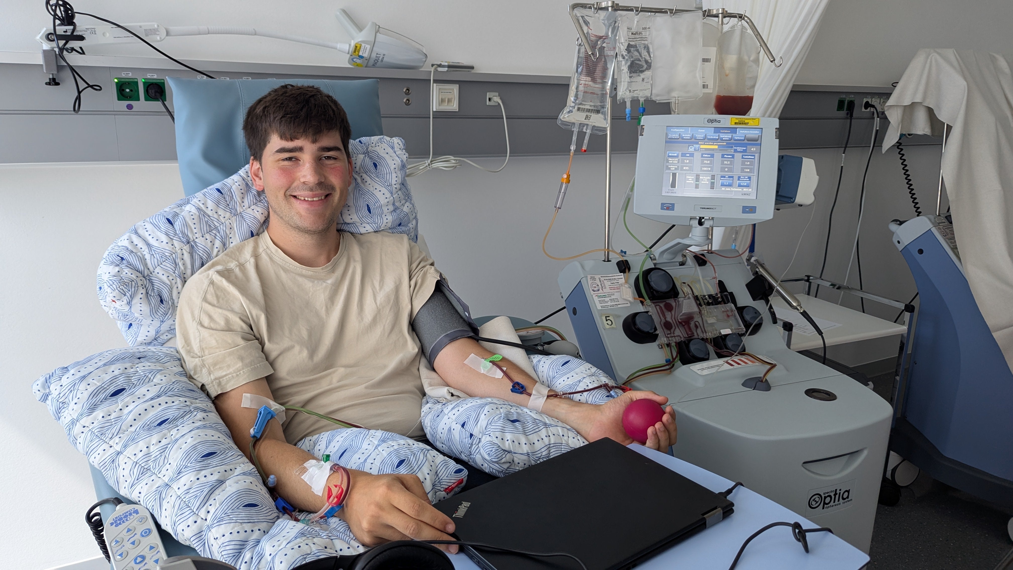 Armin Lutz bei der peripheren Stammzellspende im Krankenhaus