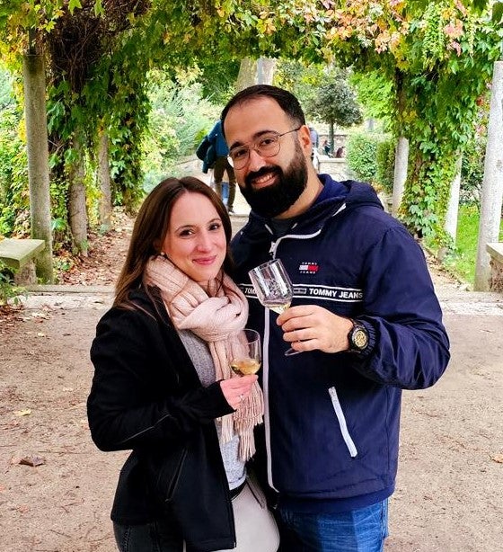 Viny und seine Freundin haben jeweils ein Glas Wein in der Hand. 