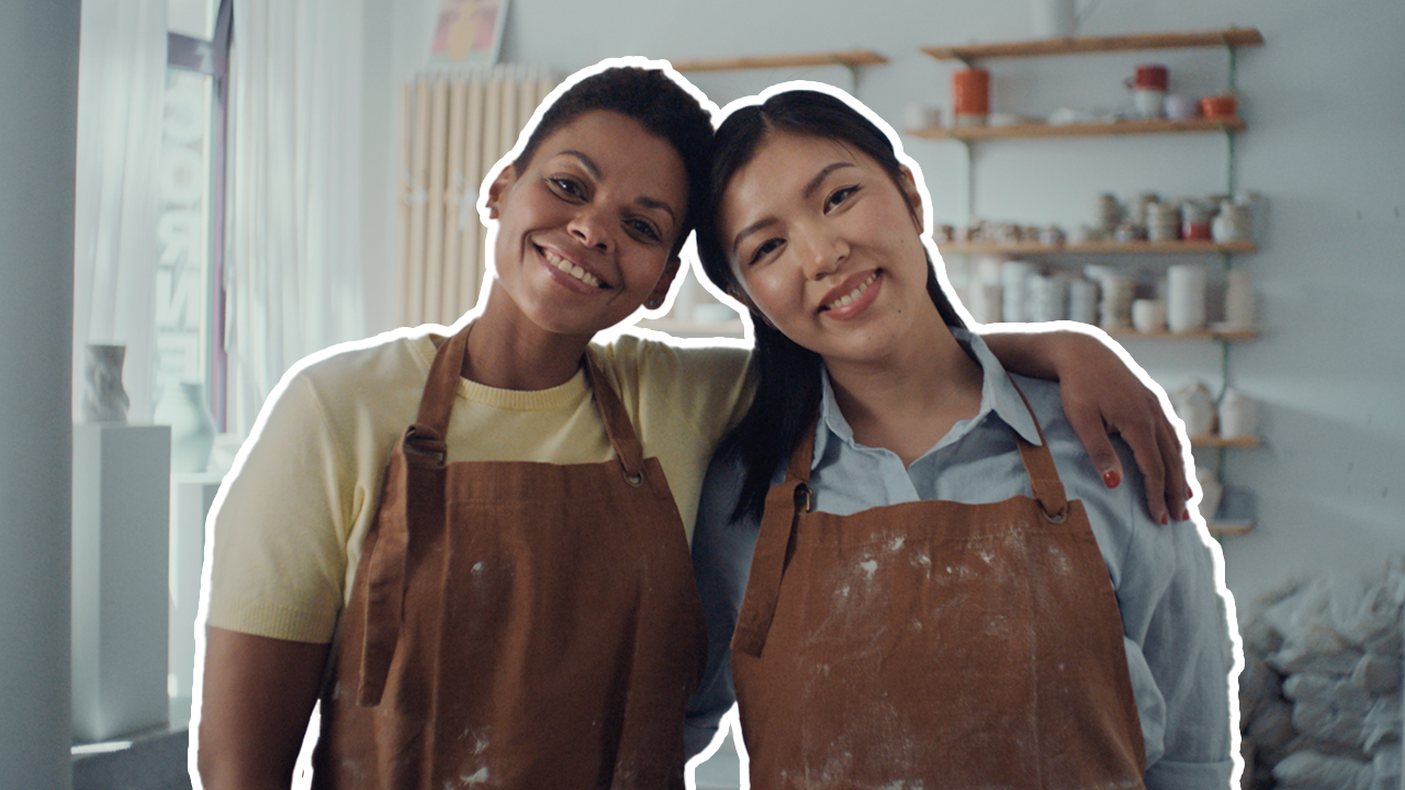 Zwei Frauen mit braunen Schürzen