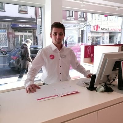 Julian Bange steht hinter einem Tresen