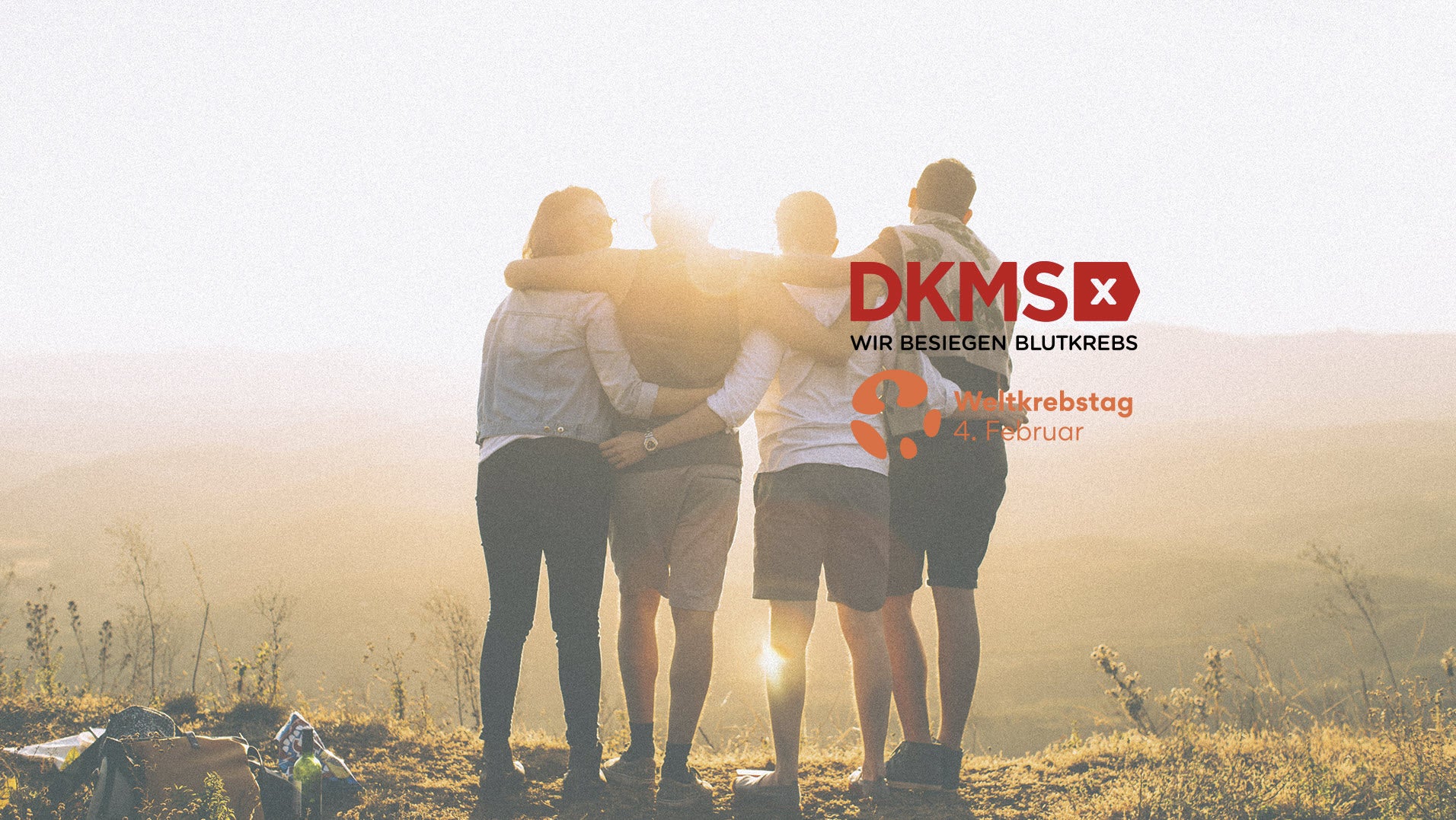 Eine Gruppe von Menschen, die sich auf einem Hügel umarmen