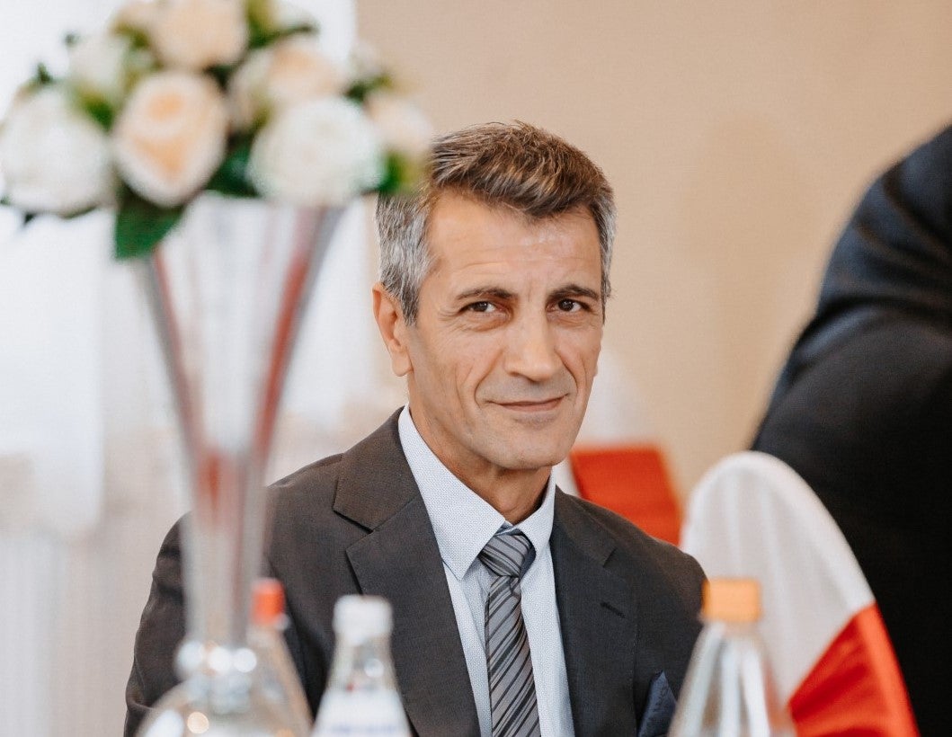 Ein Mann in Anzug und Krawatte