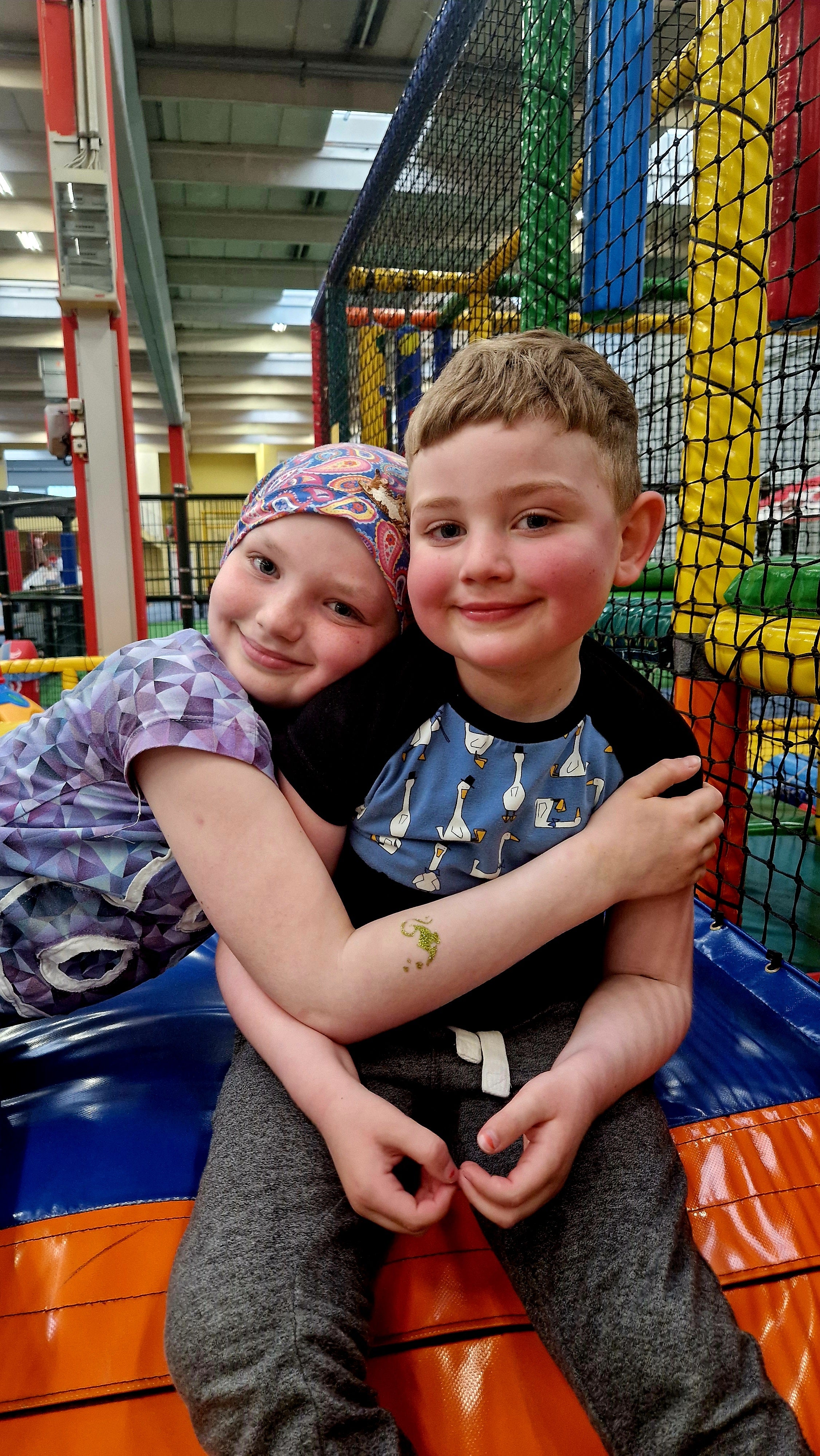 Patient Beat mit seiner Schwester.