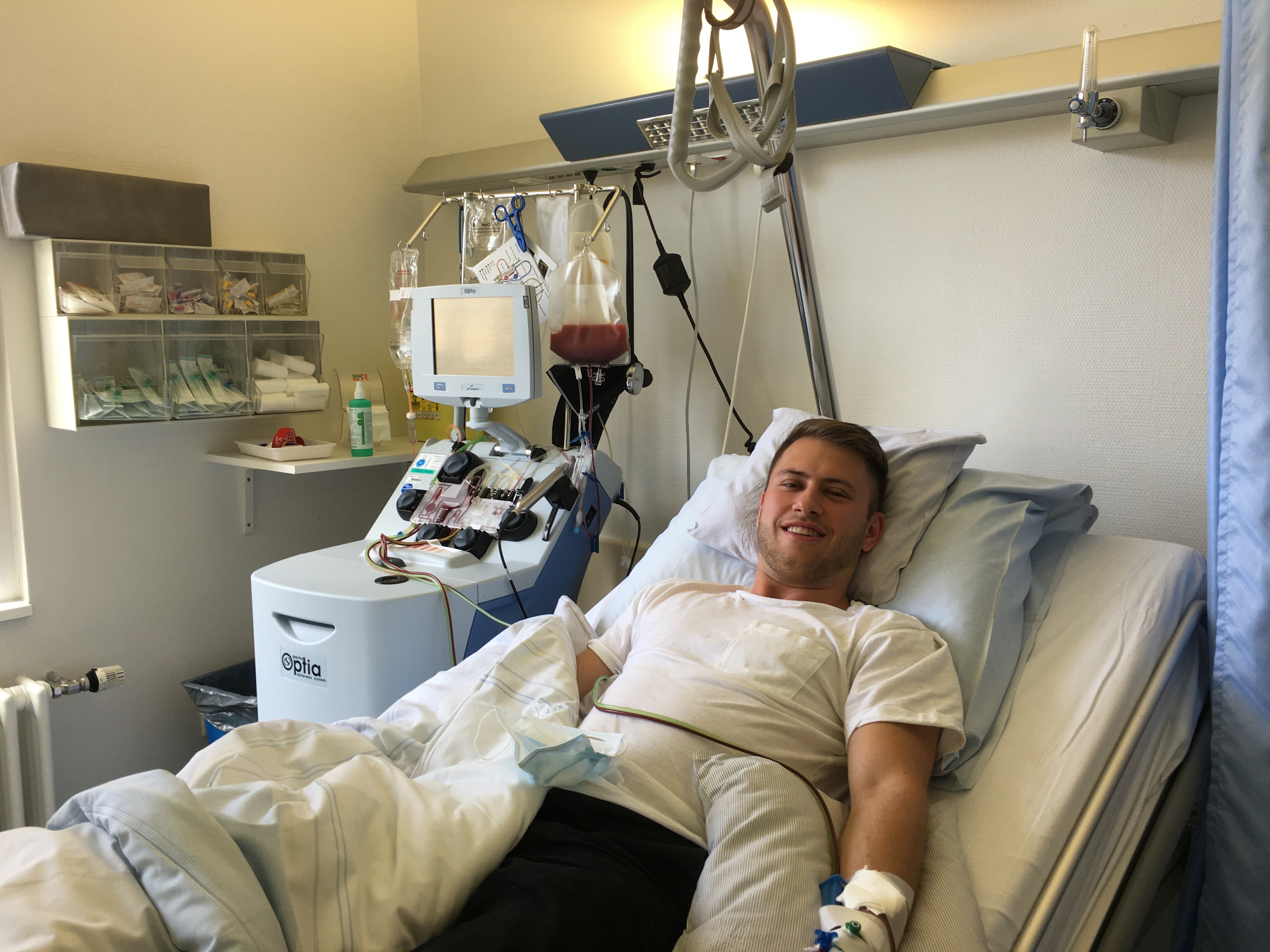Ein Mann liegt während seiner Stammzellspende in einem Krankenhausbett 