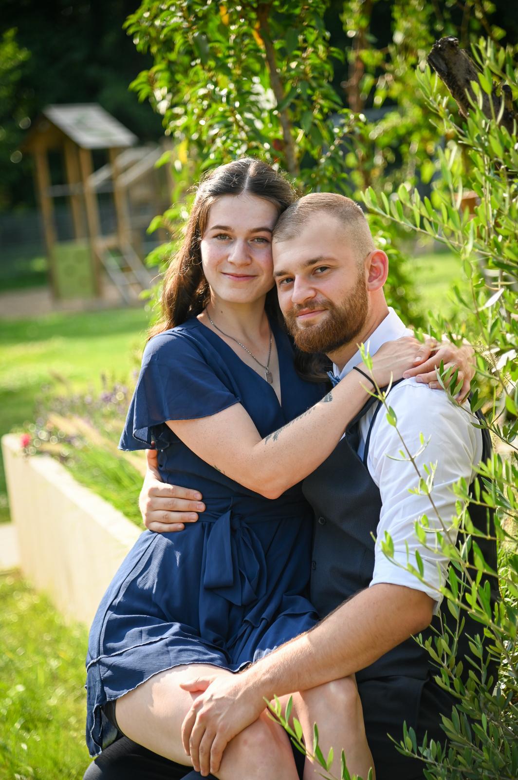 Ein Mann und eine Frau sitzen zusammen