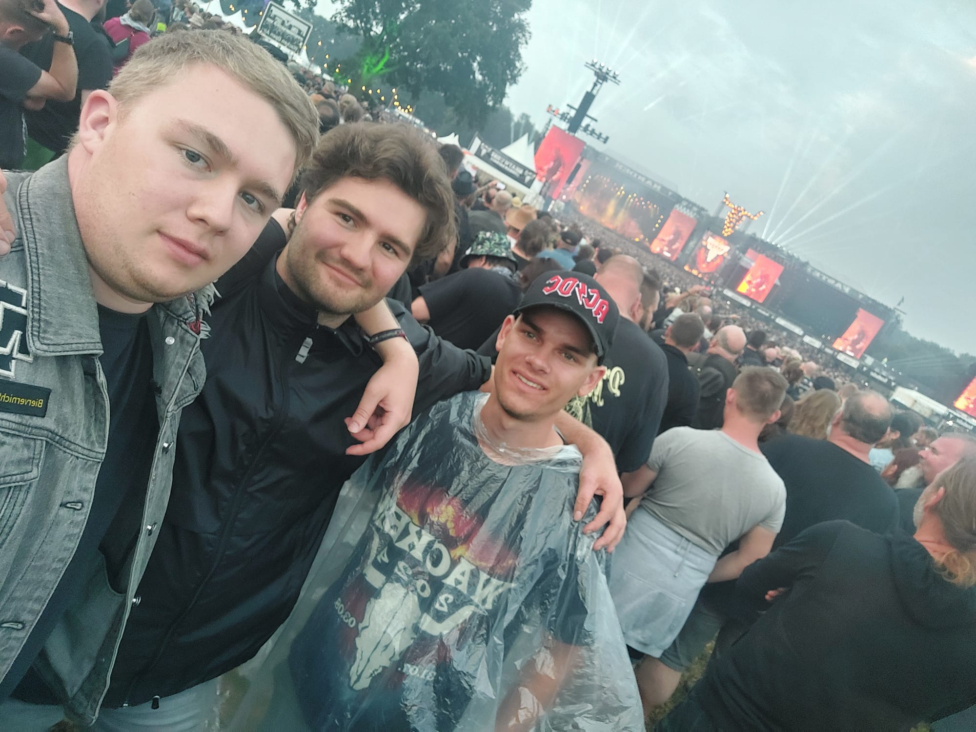 Drei Freunde, ein Entschluss: Gemeinsam auf dem „heiligen Acker“ registriert, zwei von ihnen konnten bereits helfen.