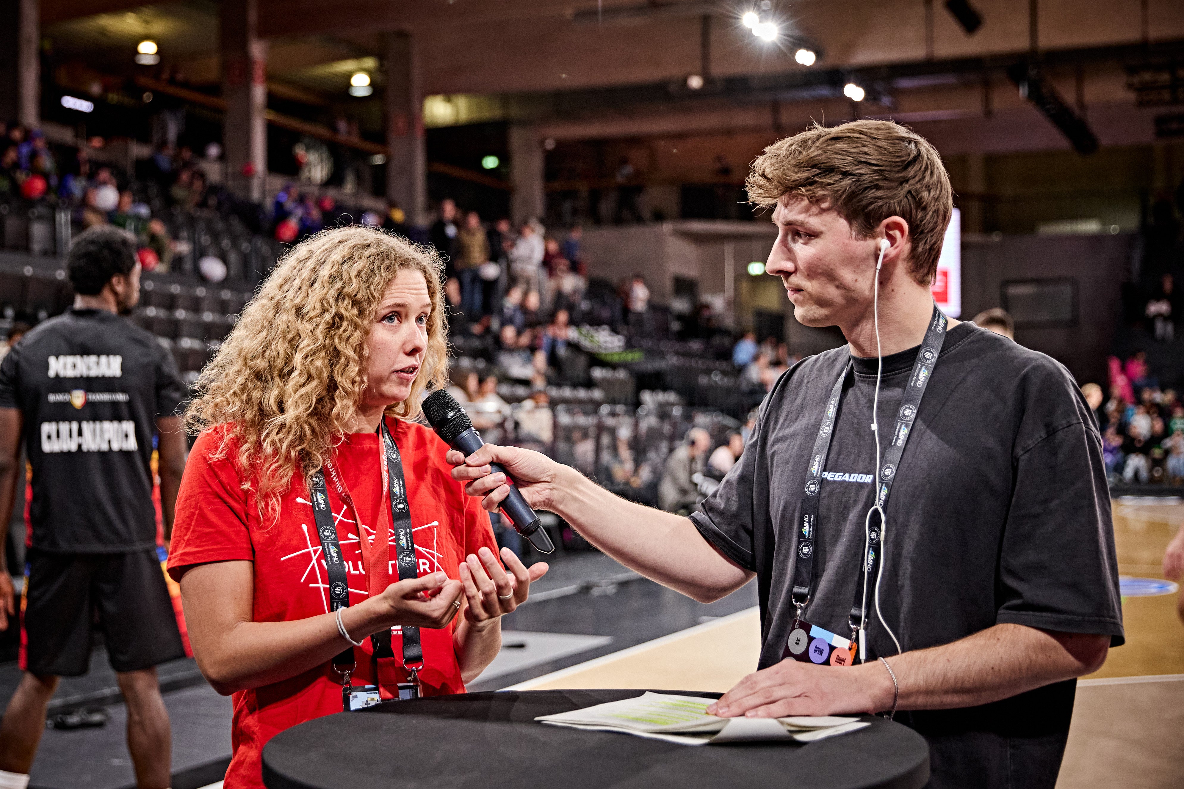 Ein Mann und eine Frau sprechen in Mikrofone