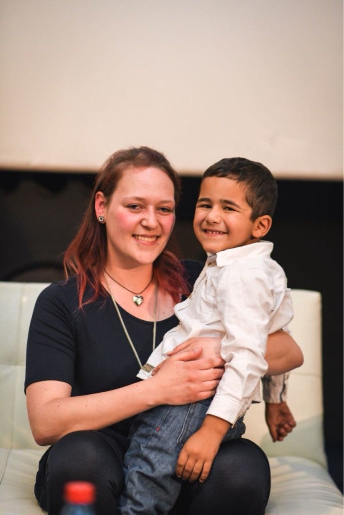 Tatjana überglücklich mit dem kleinen Juan