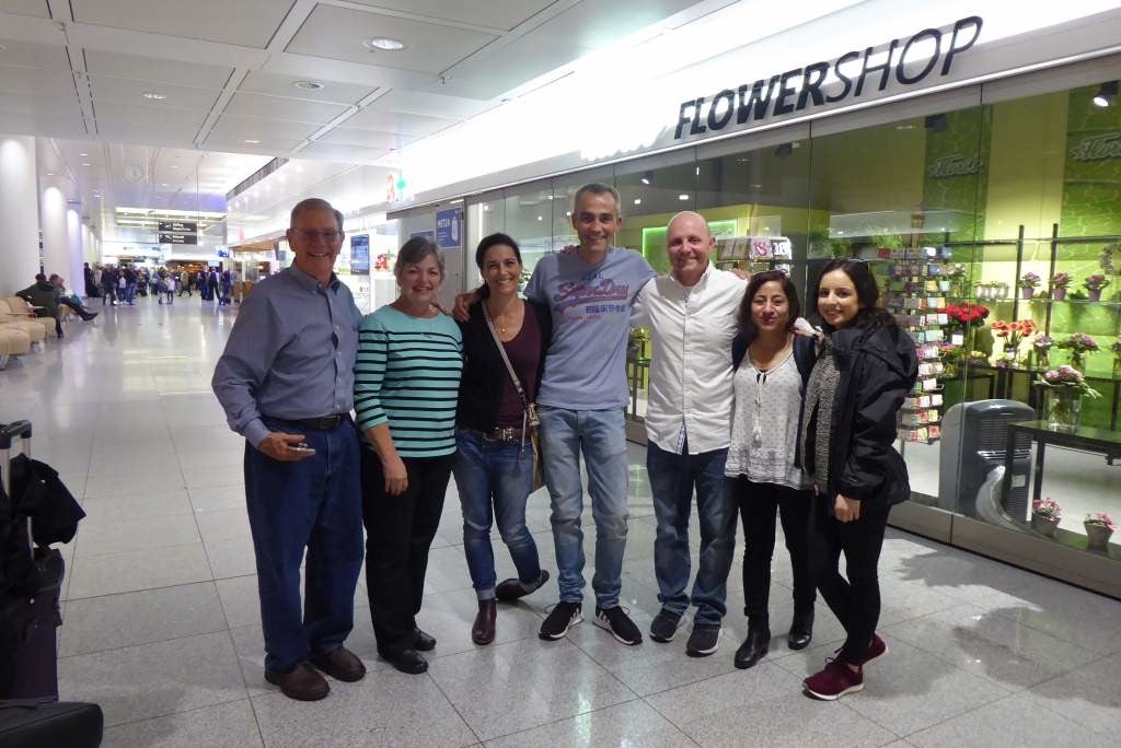 Christian und David posieren mit weiteren Personen für ein Foto