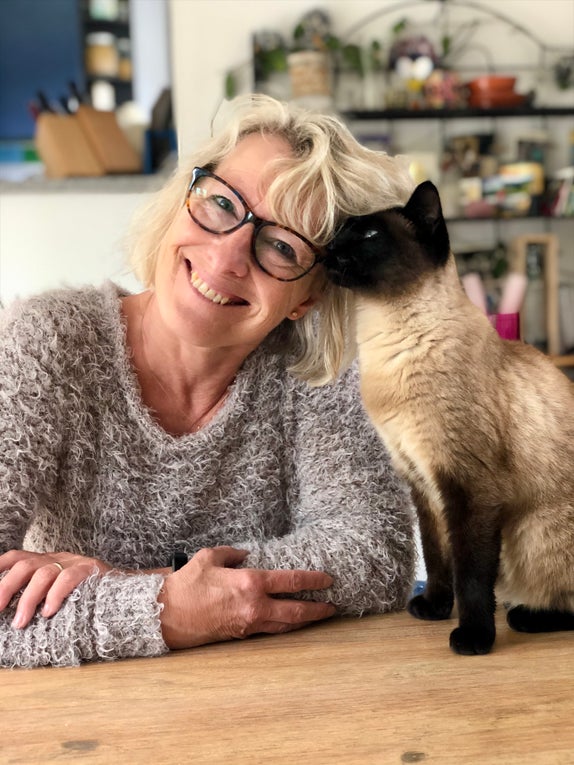 Eine Frau mit einer Katze