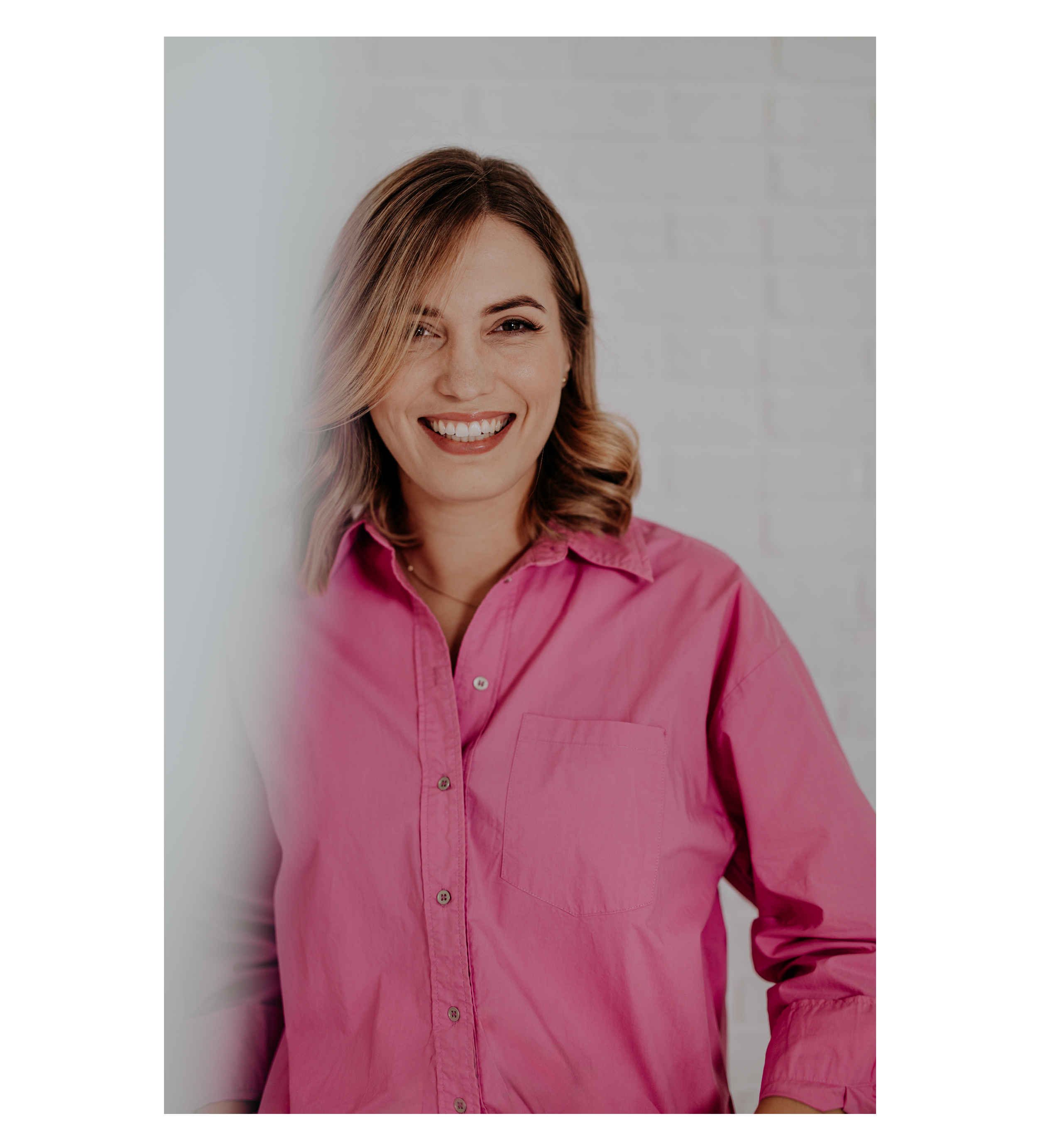 Paulina lächelt in die Kamera. 