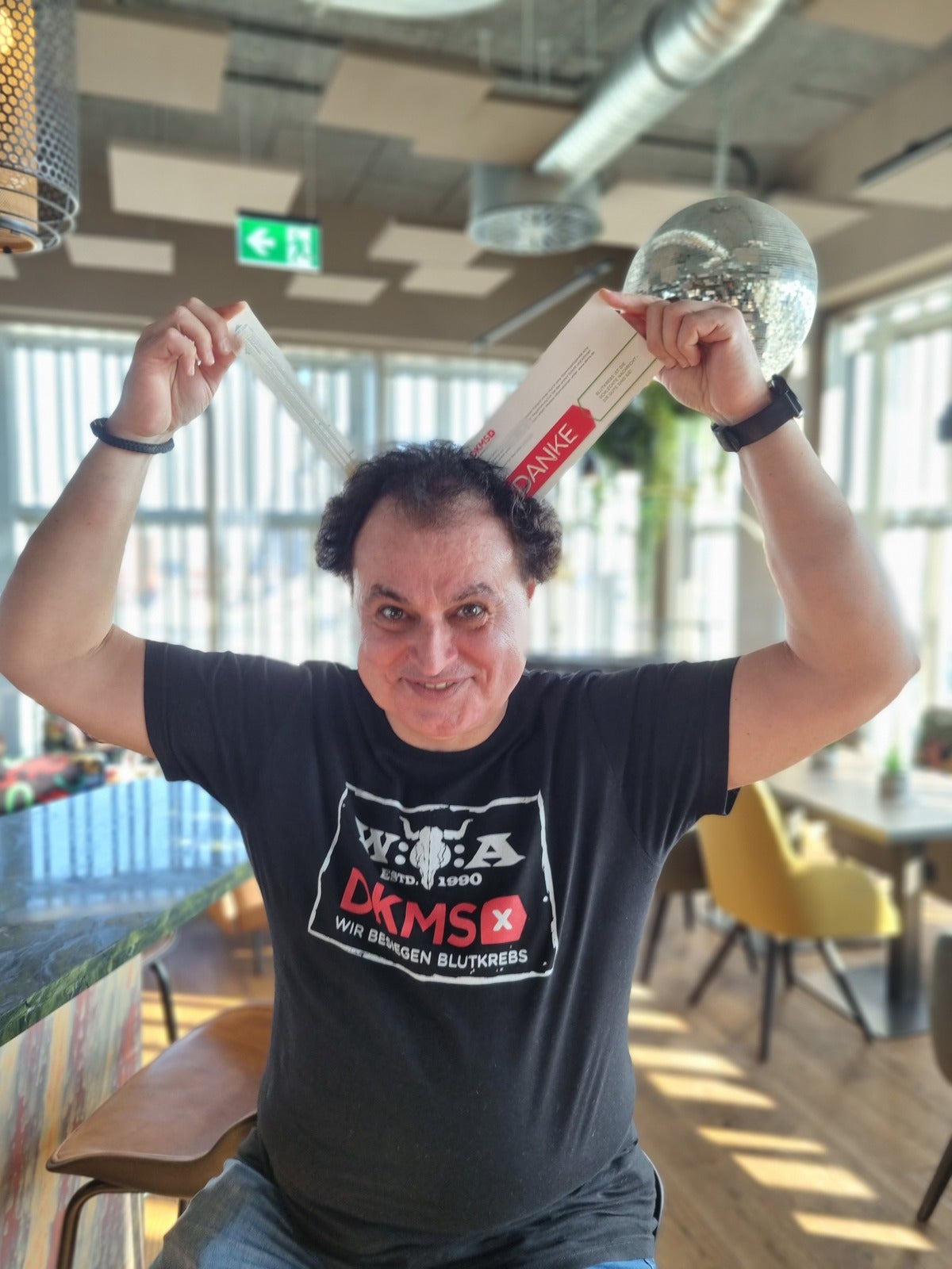 Ein Mann mit einem Registrierungsset auf dem Kopf