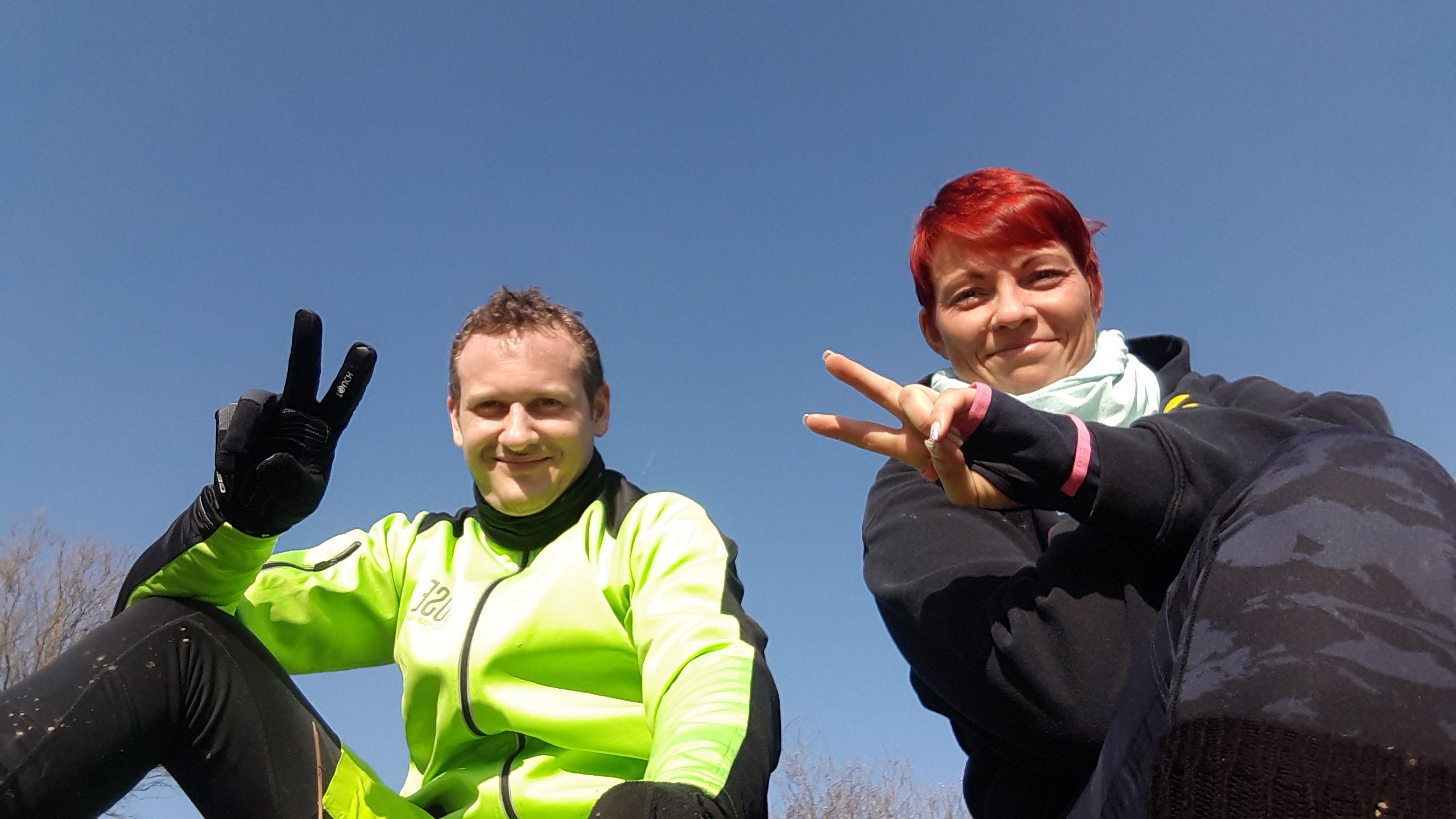 Ein Mann und eine Frau posieren für ein Foto