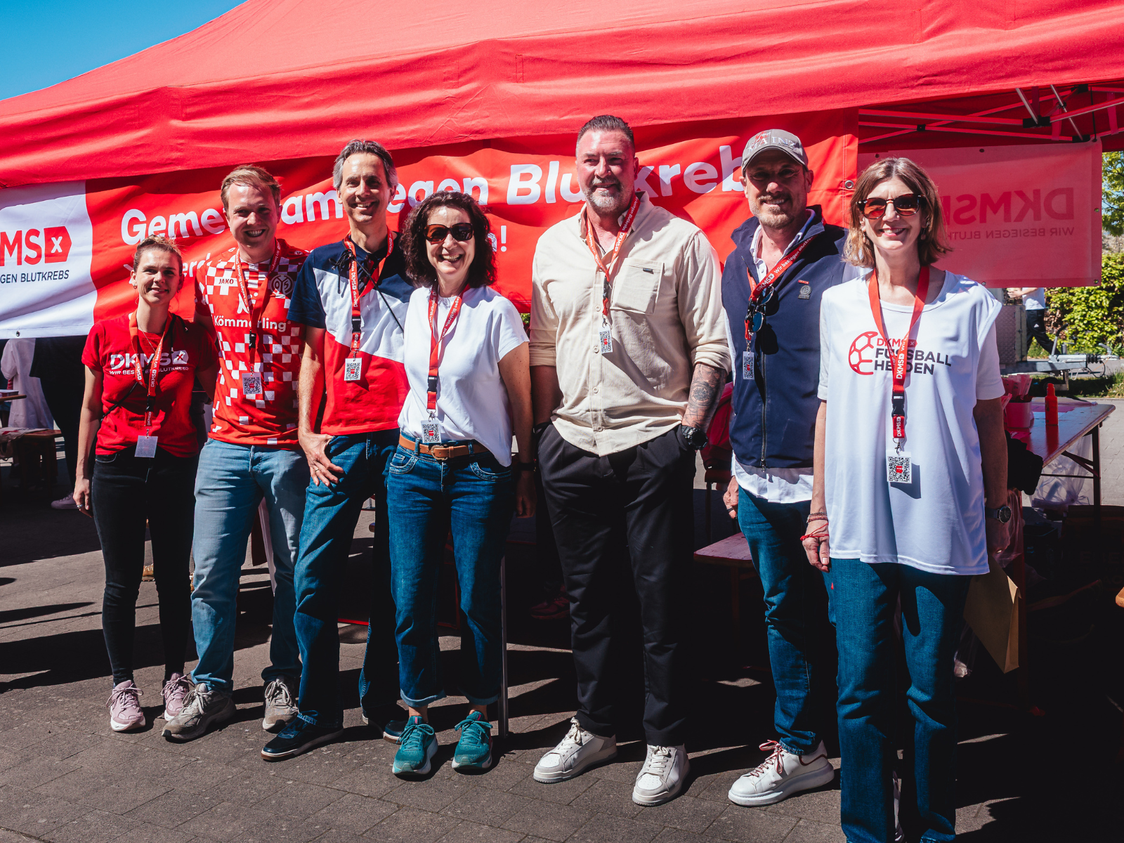Das DKMS-Team vor ihrem Registrierungsstand im Stadion